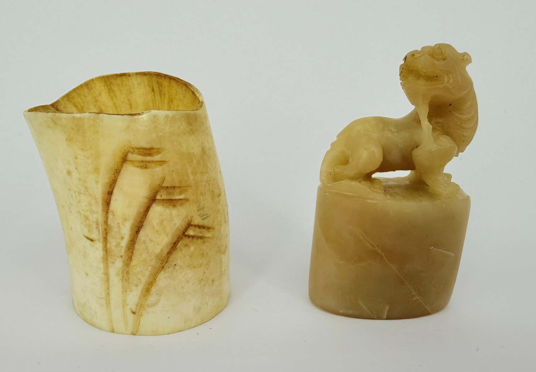 517 · A CHINESE CARVED WHITE JADE SEAL