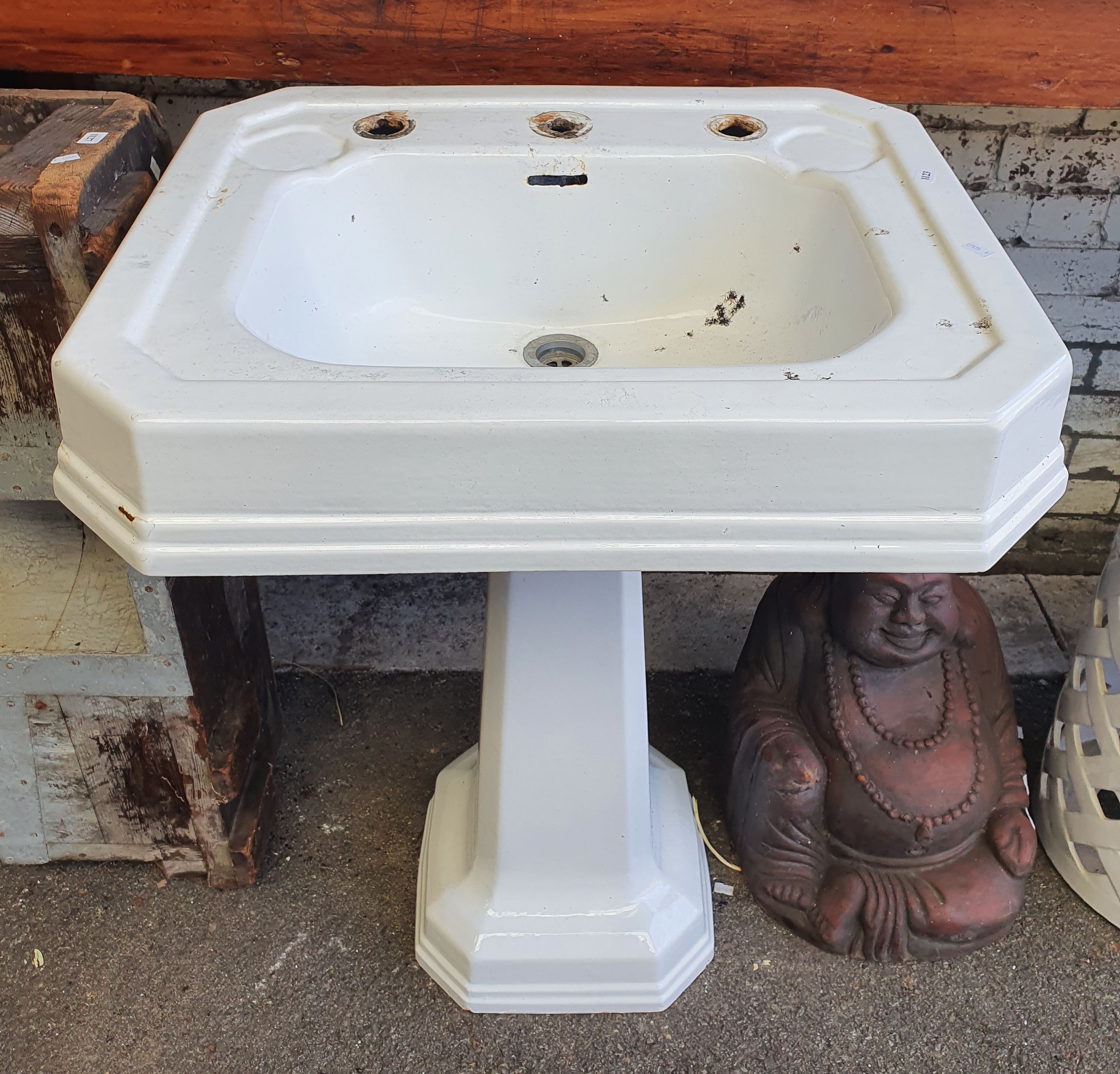 1123 · A VINTAGE WHITE SINK