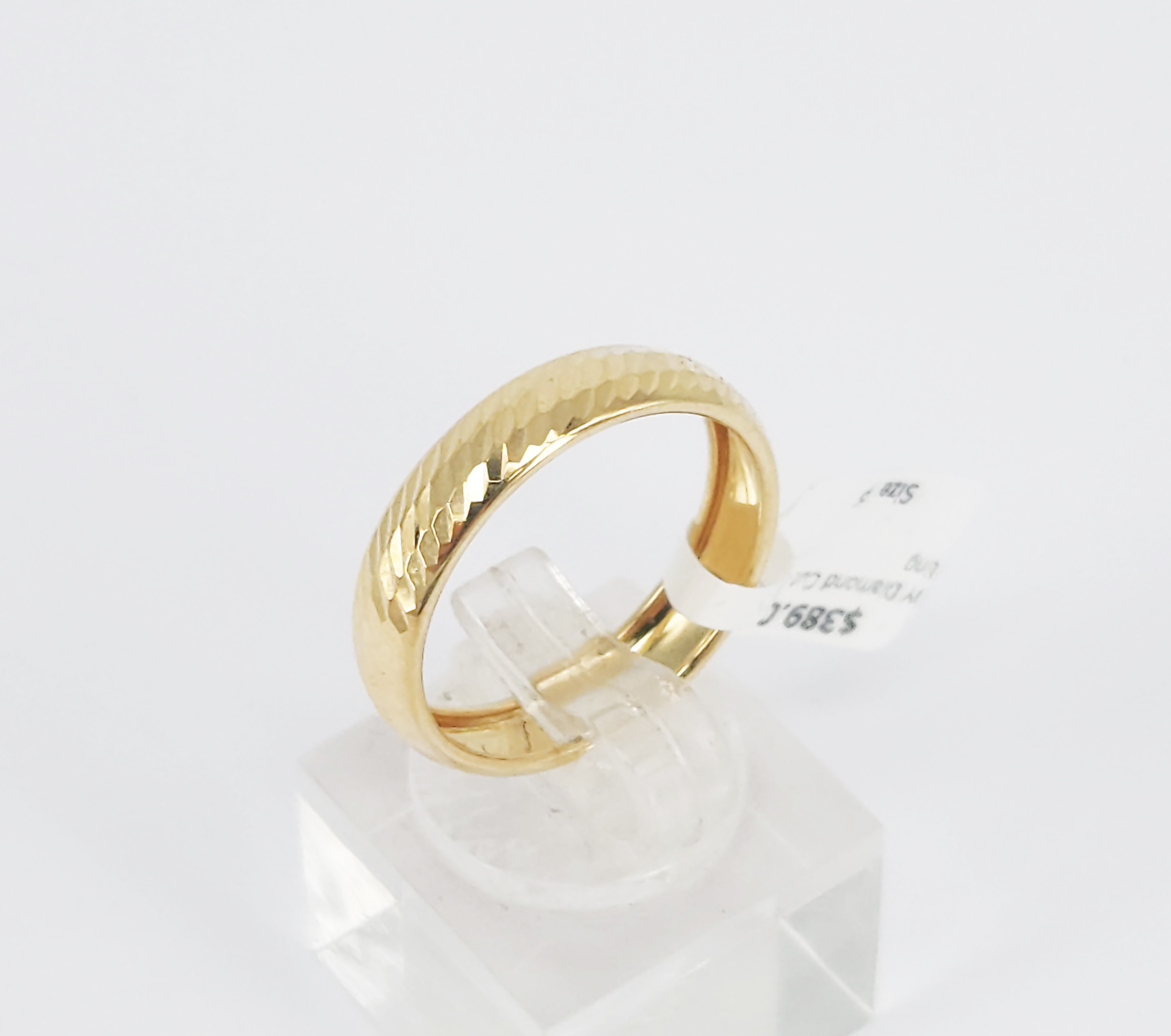 A 9ct Yellow Gold Diamond Cut Dress Ring