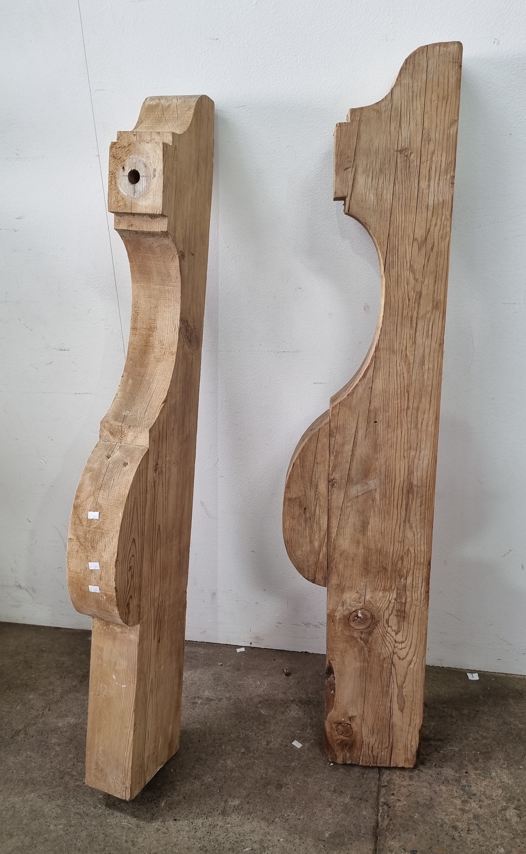 1171 · A PAIR OF TIMBER CORBELS
