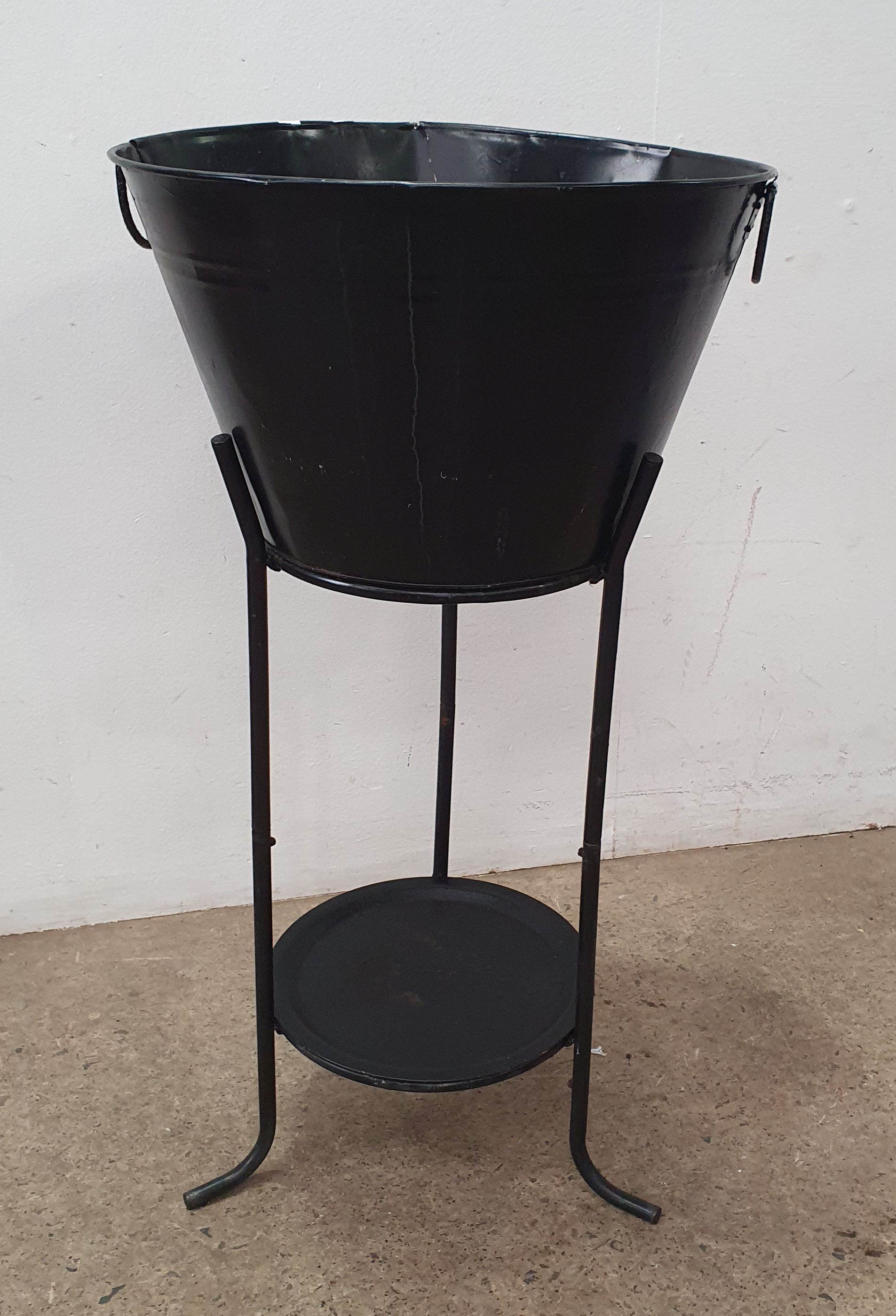 1003 · A METAL BUCKET