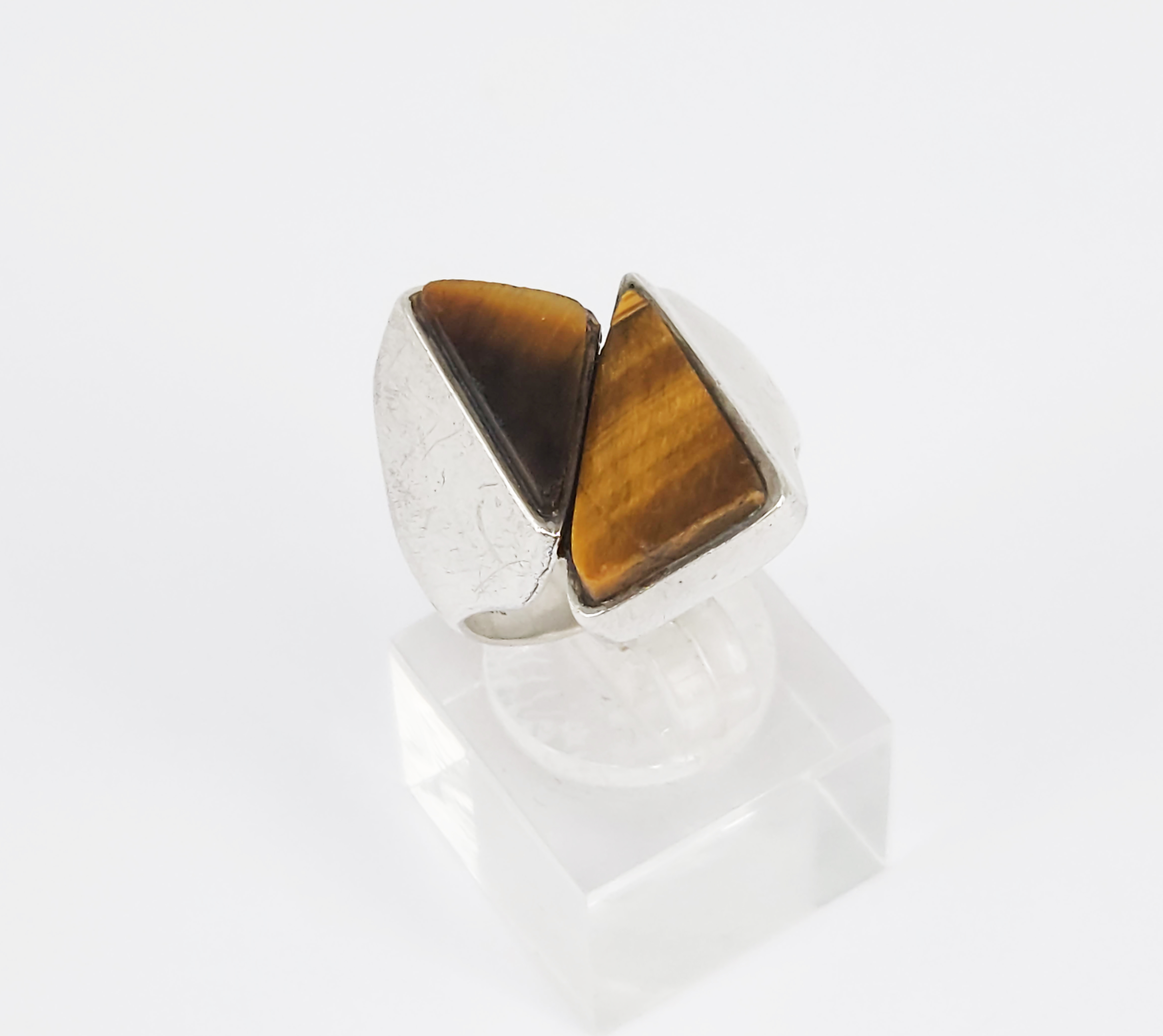 315 · A MODERNIST SILVER AND TIGER'S EYE RING