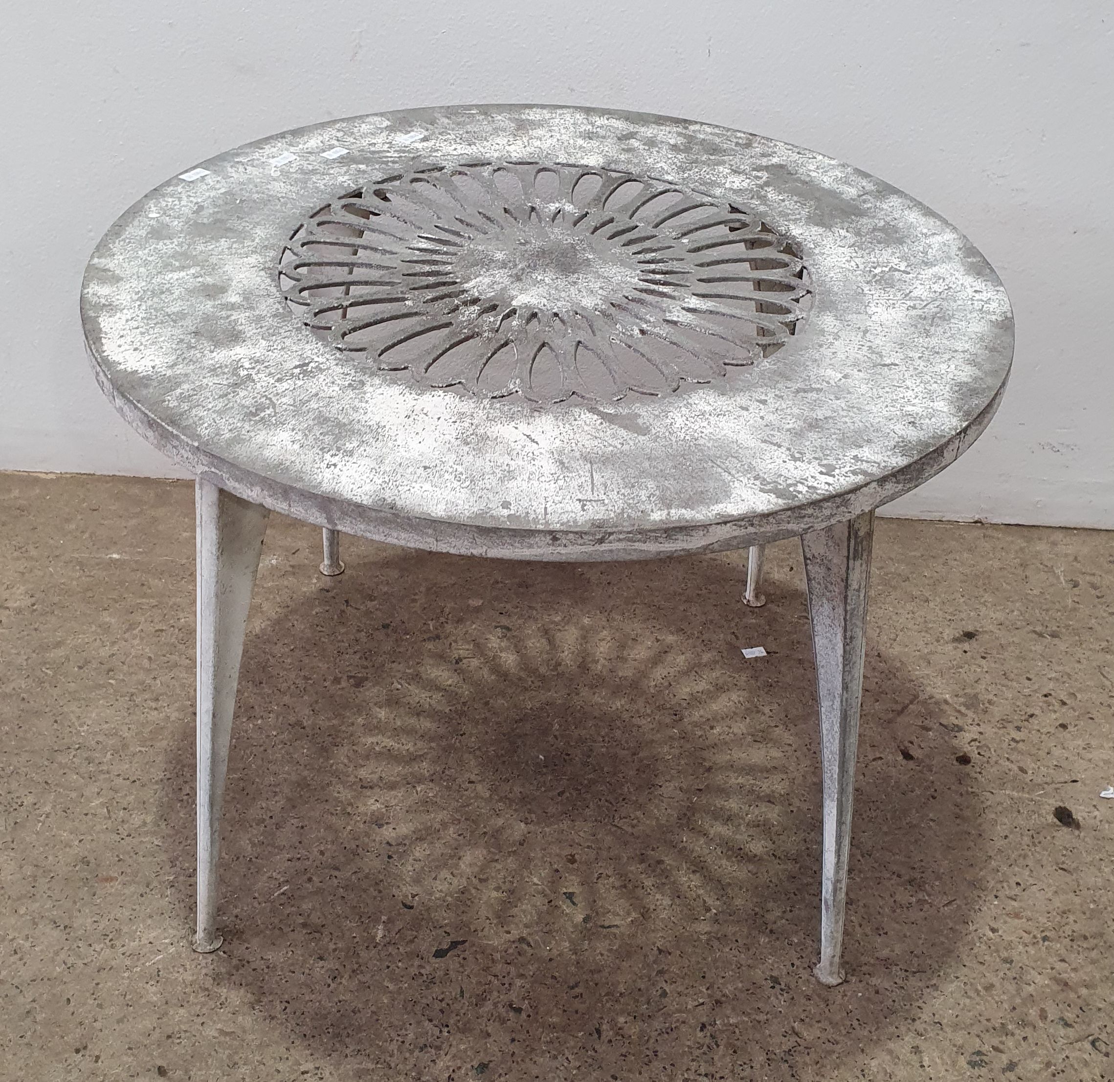1070 · AN ALUMINIUM OUTDOOR COFFEE TABLE