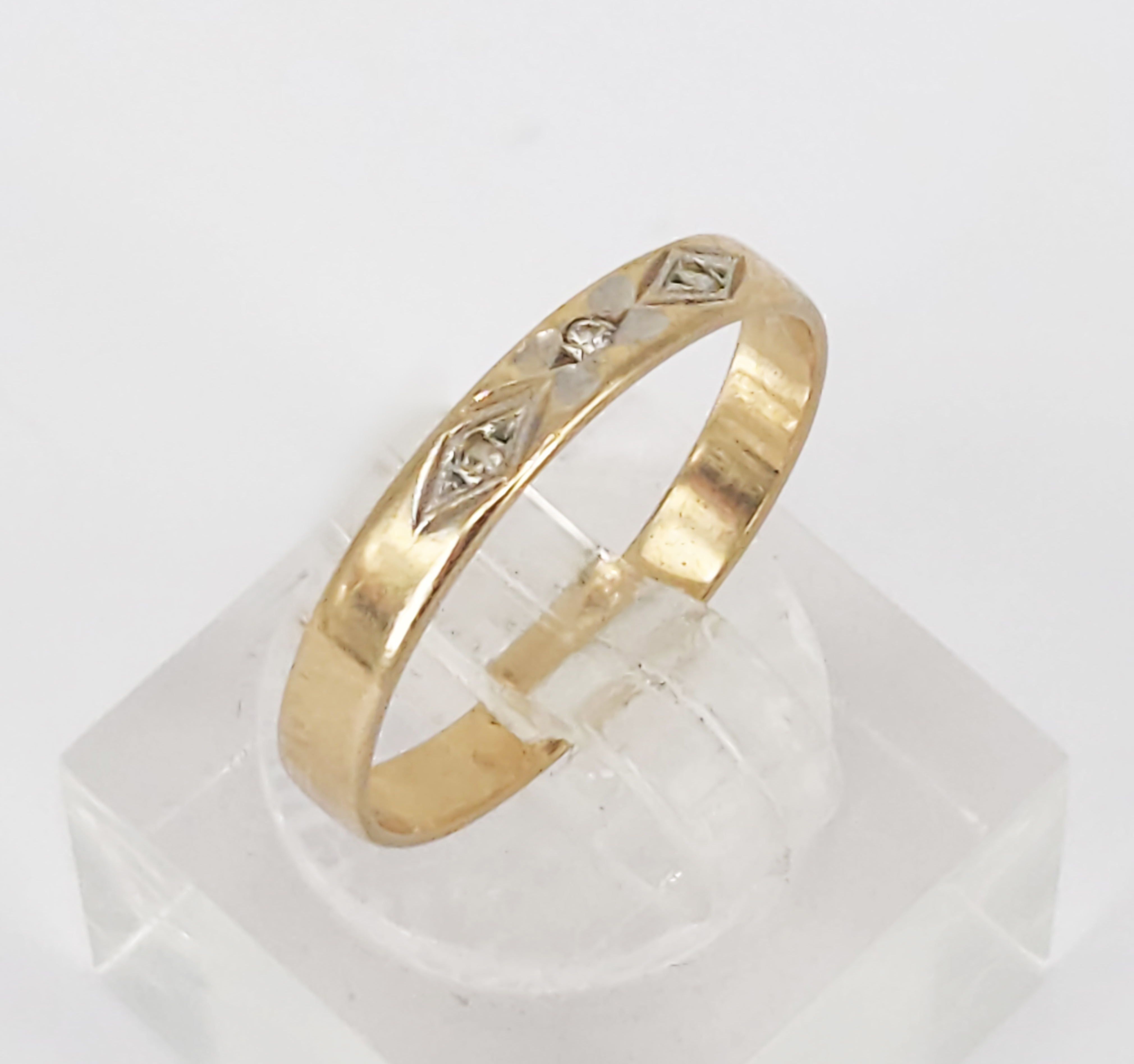 418 · A 9ct GOLD BAND RING
