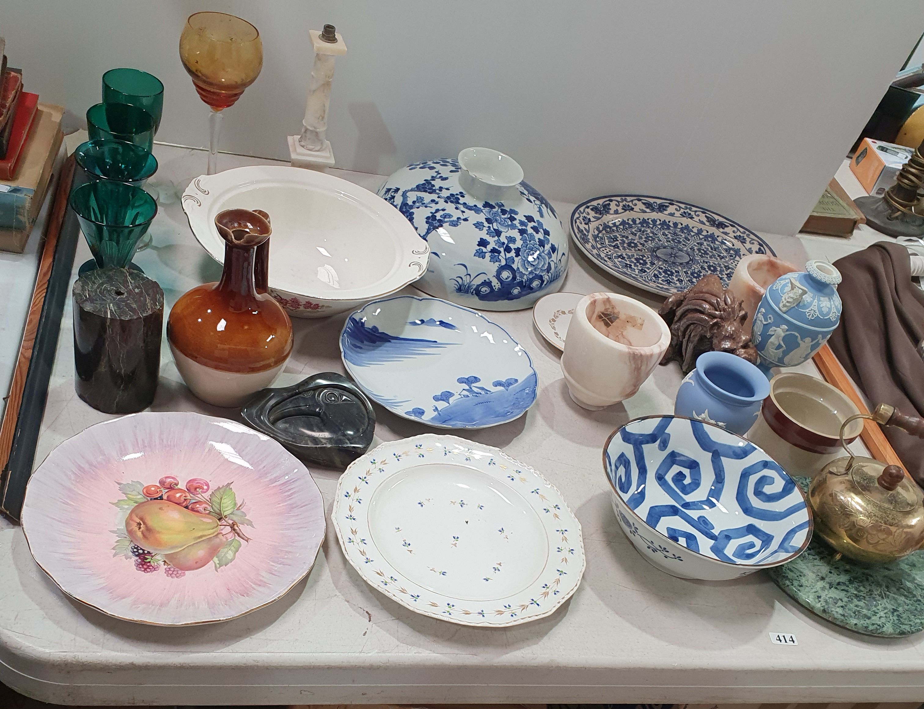 414 · A GROUP OF SUNDRY ITEMS (MANY ITEMS DAMAGED)