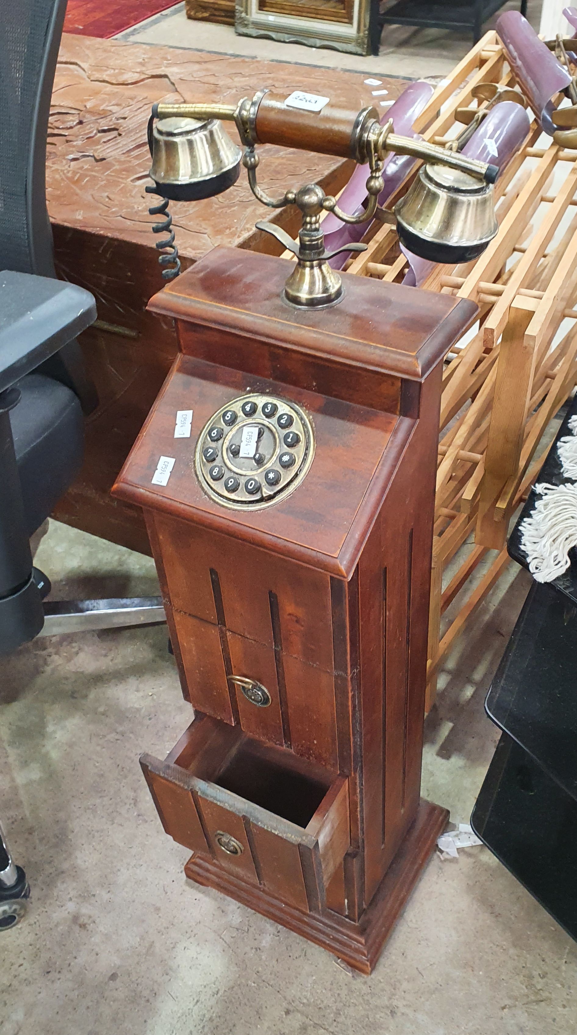 A VINTAGE STYLE TELEPHONE