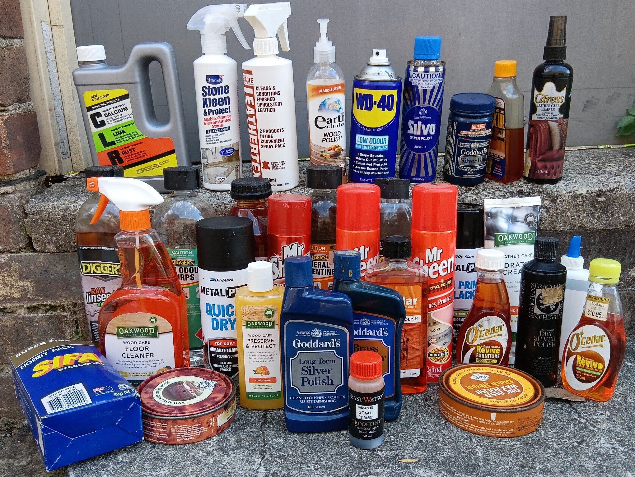 1400 · A BOX OF ANTIQUE RESTORIATION AND CLEANING PRODUCTS