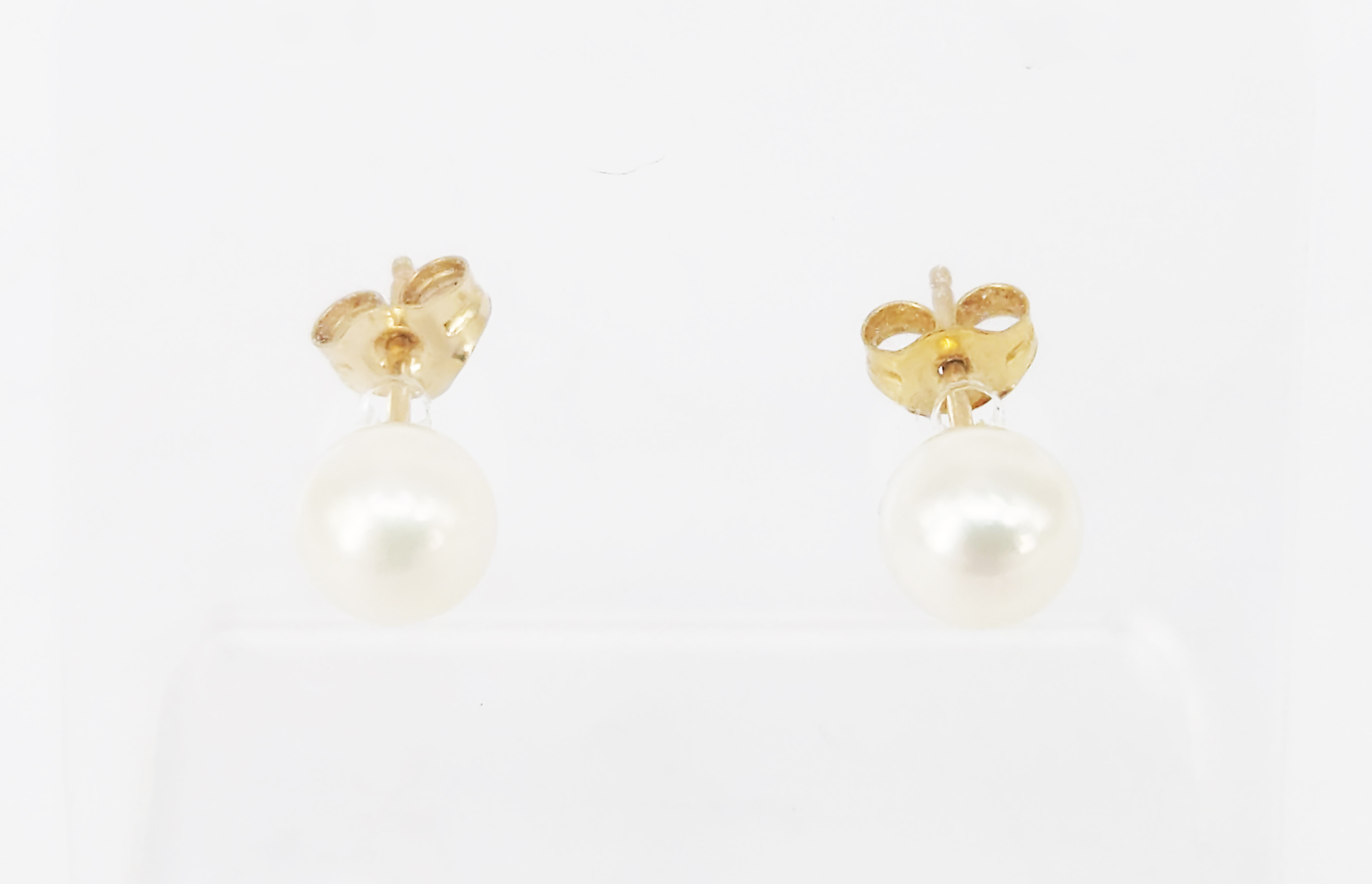 357 · A PAIR OF 9ct YELLOW GOLD AND AKOYA PEARL STUD EARRINGS