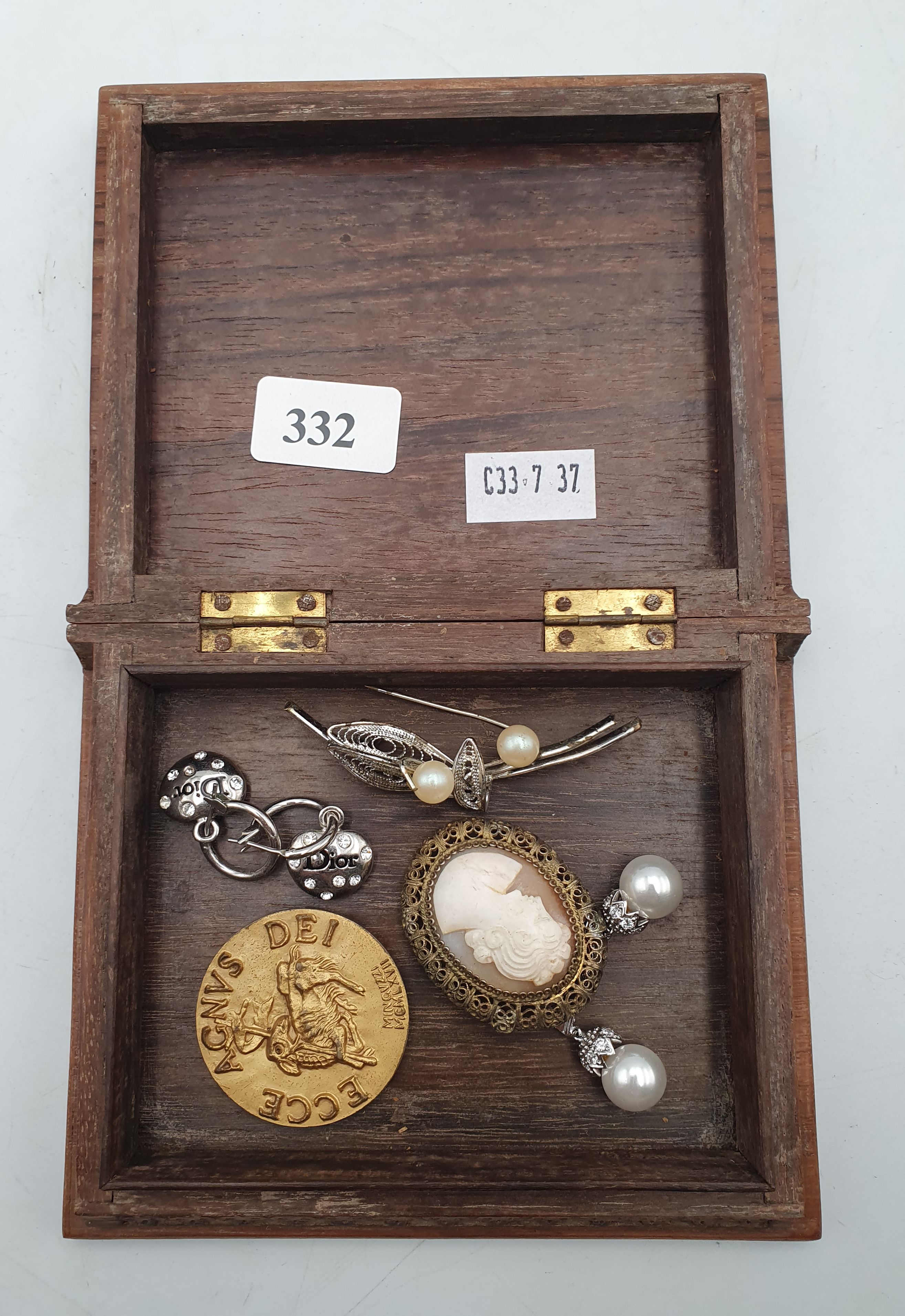 332 · A QUANTITY OF JEWELLERY IN A WOODEN JEWELLERY BOX
