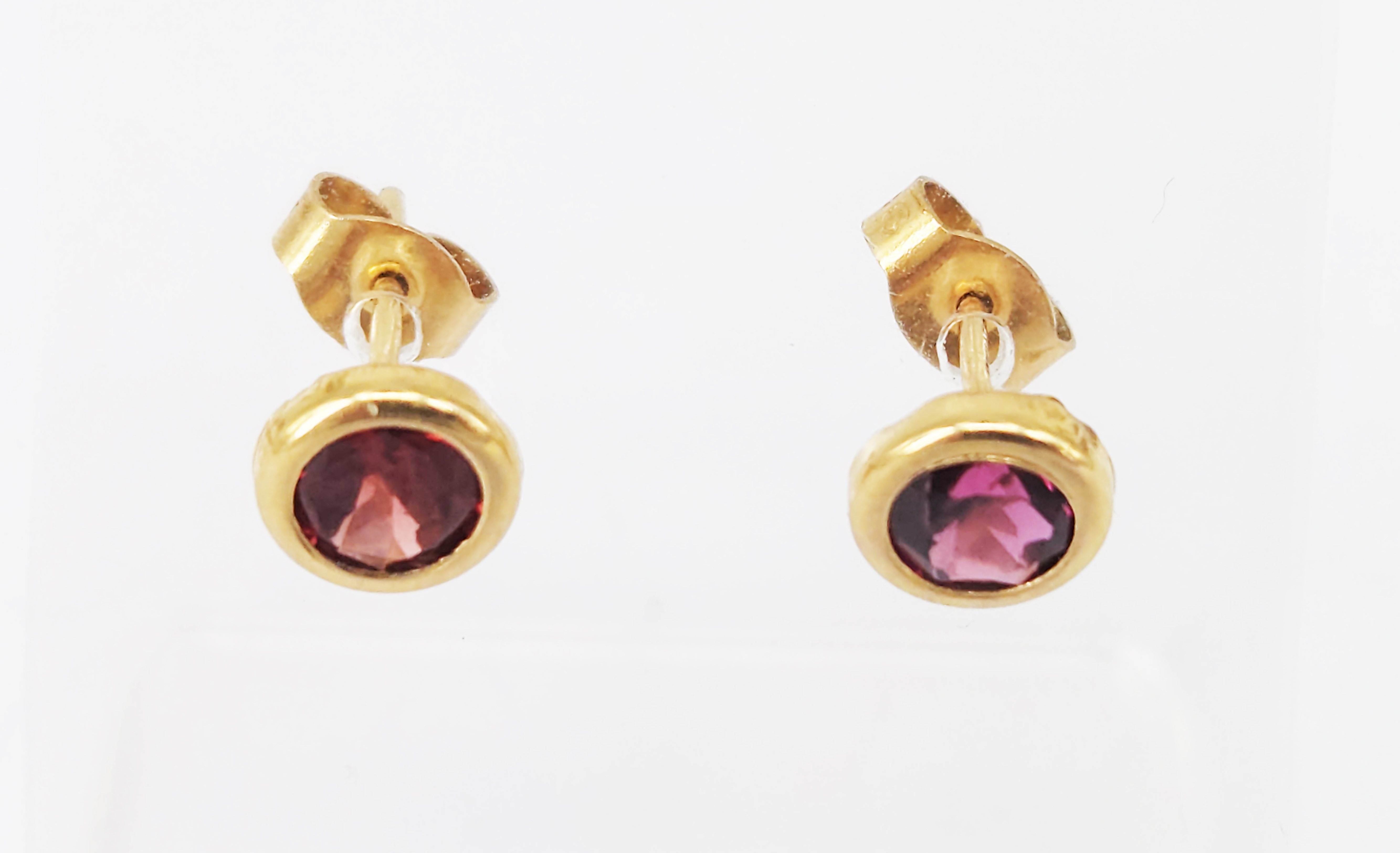 339 · A PAIR OF 9ct GOLD AND GARNET STUD EARRINGS