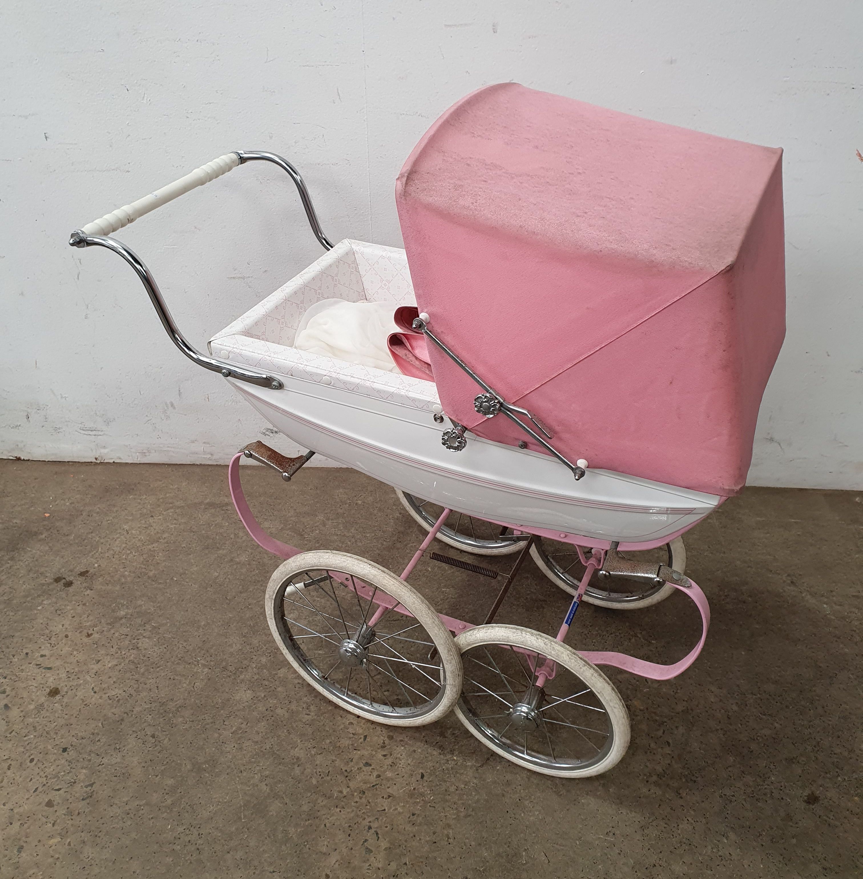 1175 · A SILVER CROSS HERITAGE DOLLS PRAM