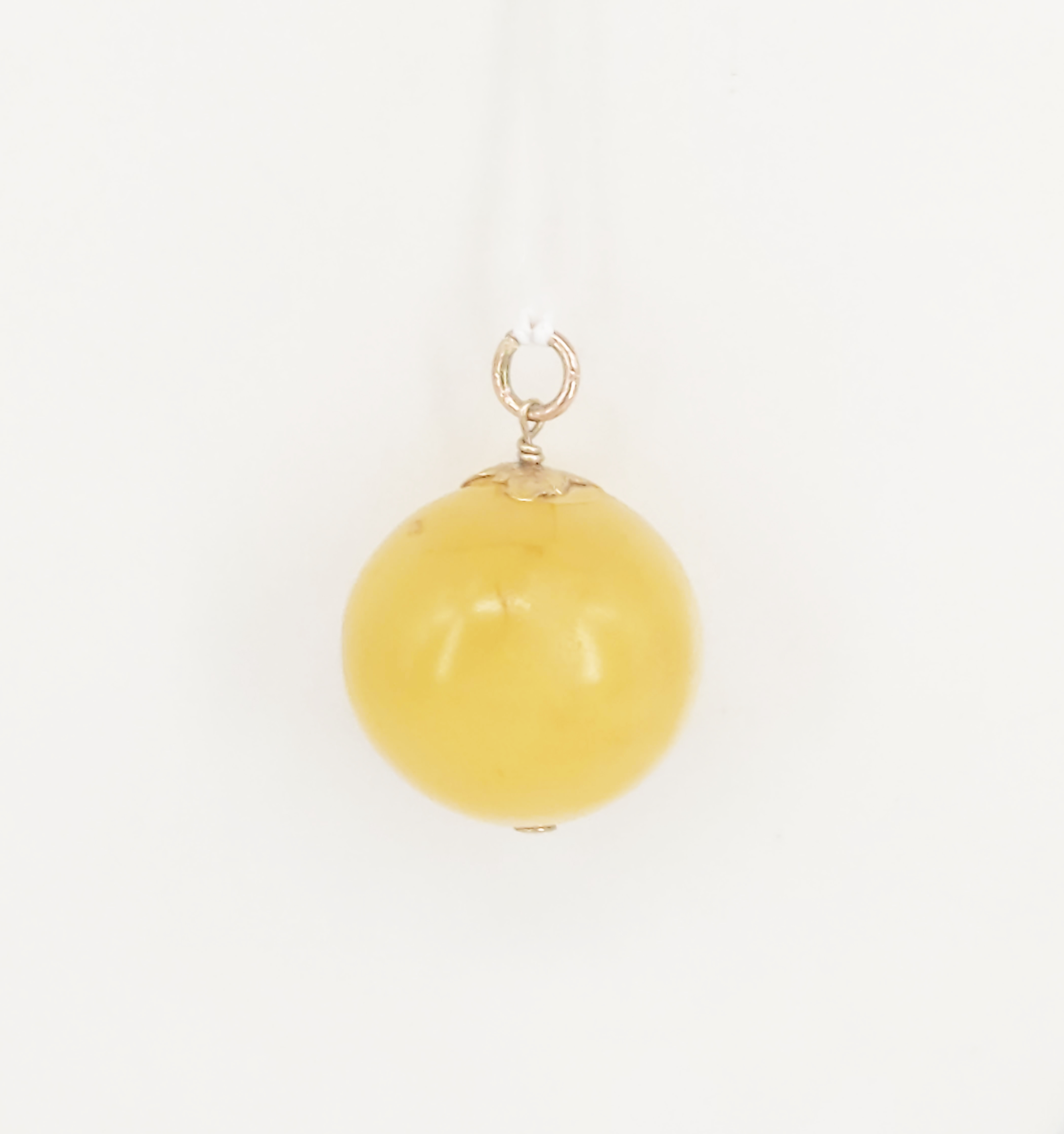 A BALTIC BUTTERSCOTCH AMBER PENDANT