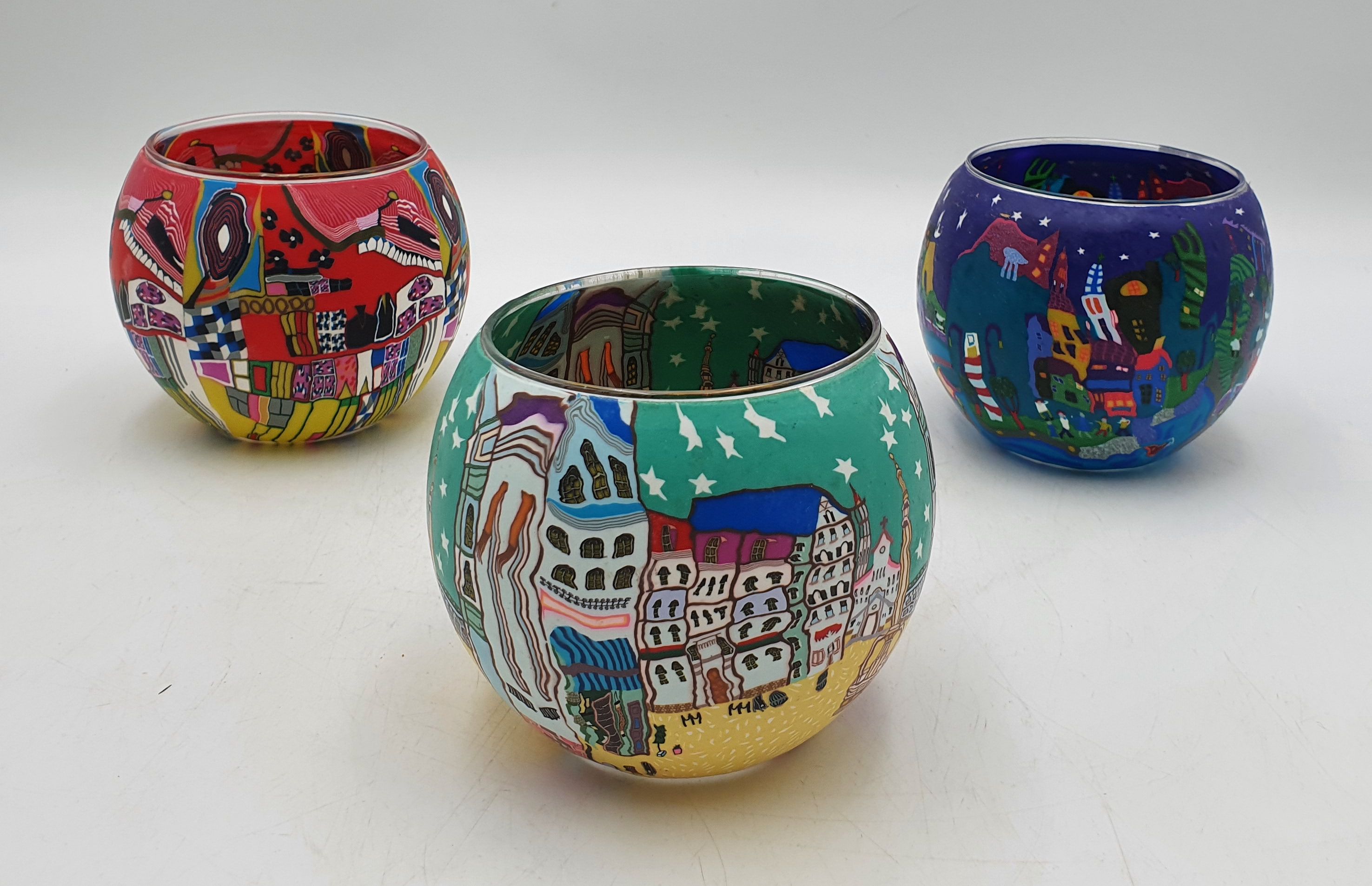562 · TWO GLOWING GLASS CANDLE LIGHT BOWLS