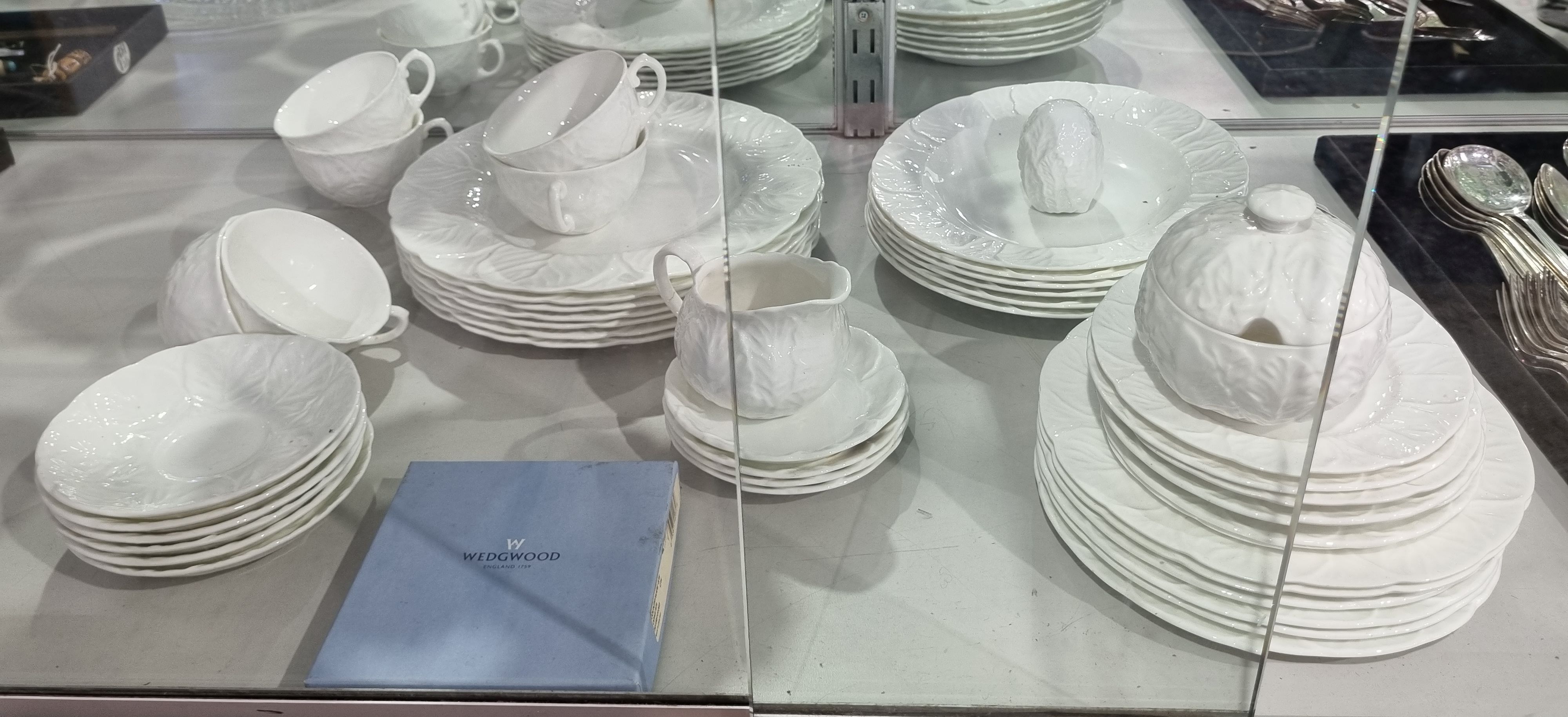568 · A WEDGWOOD COUNTRY WARE DINNER SERVICE