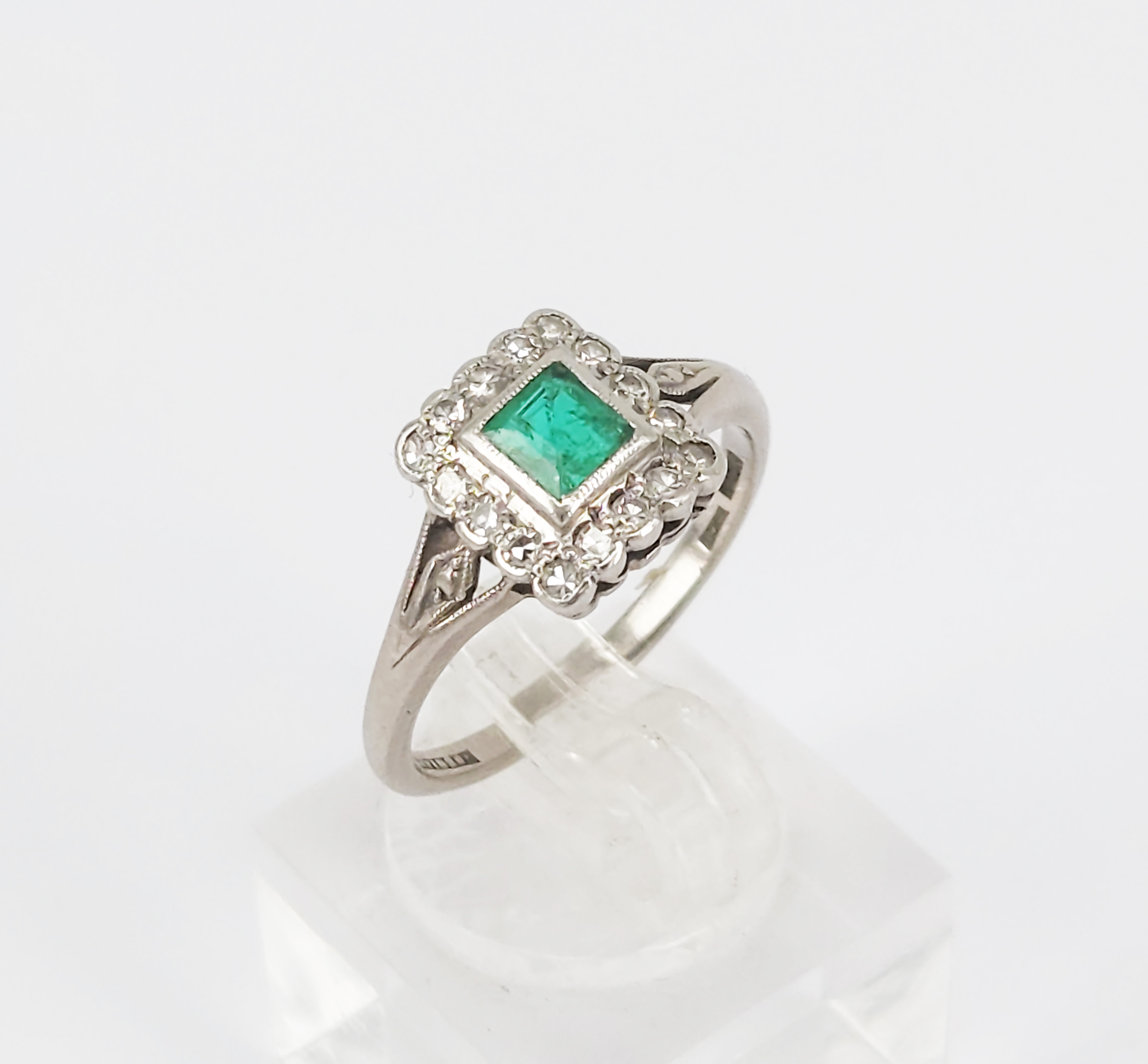 218 · AN AMERICAN ART DECO DIAMOND AND EMERALD SET PLATINUM RING
