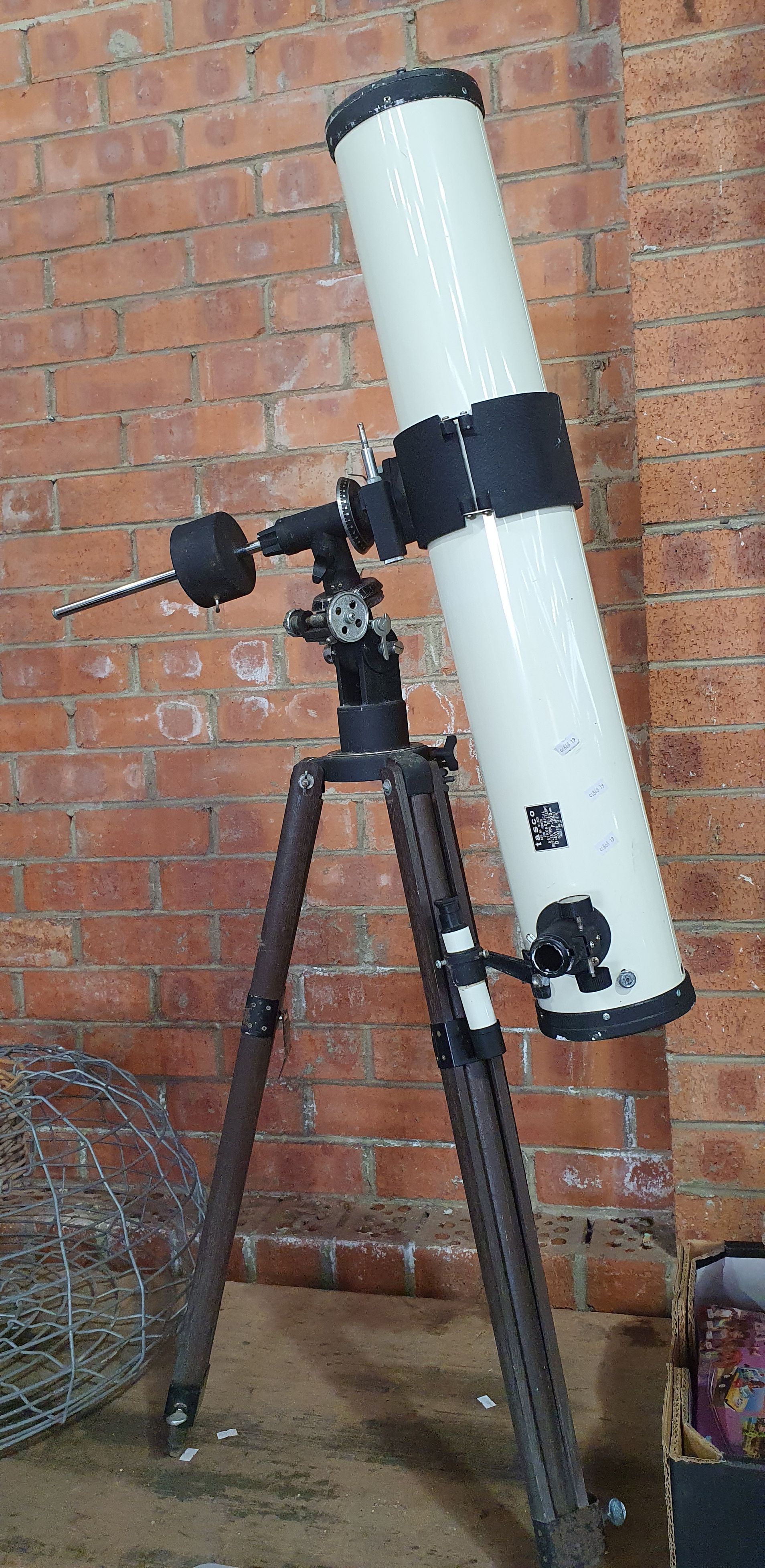 1185 · A TASCO TELESCOPE