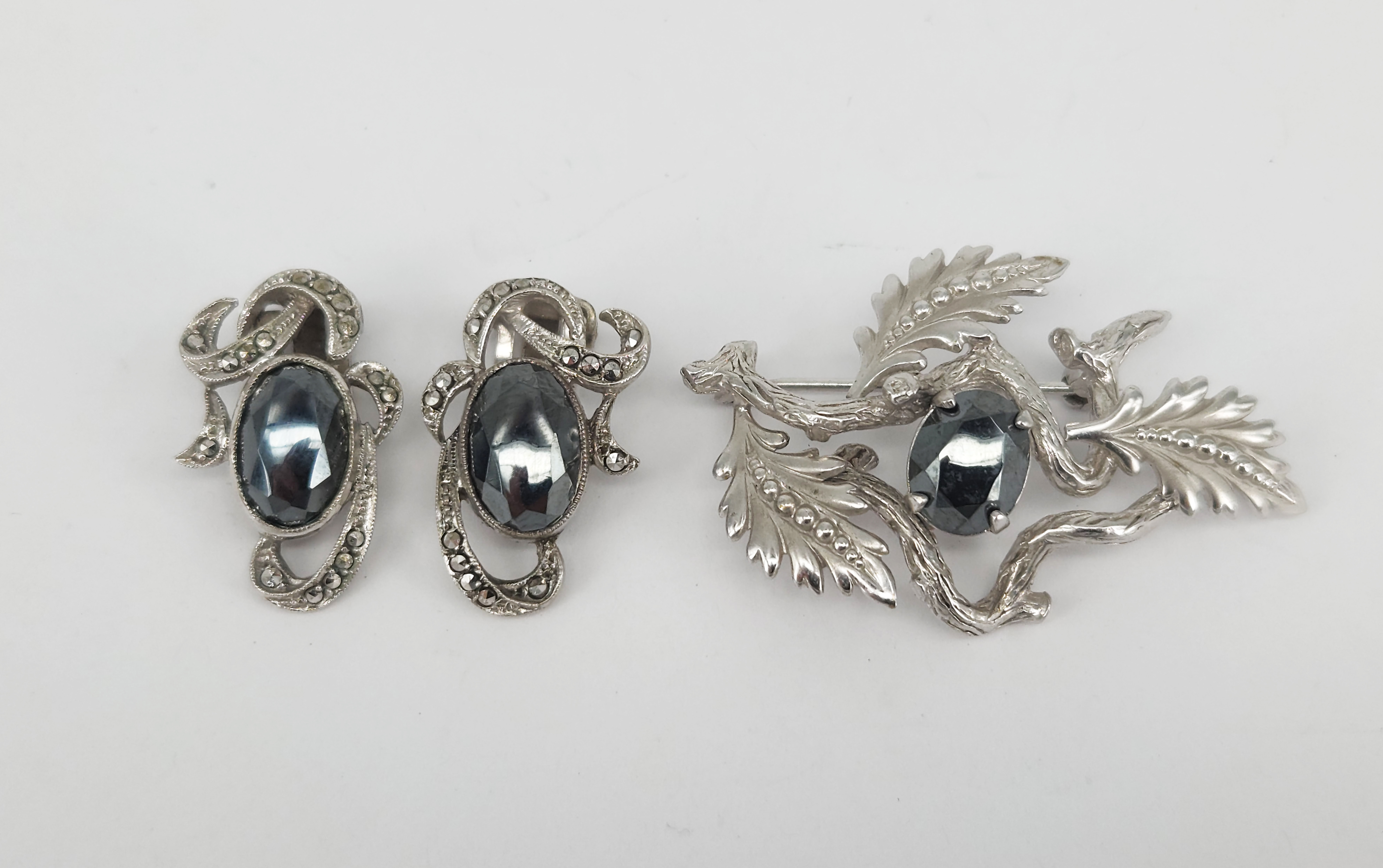407 · A VINTAGE STERLING SILVER AND HAEMATITE BROOCH