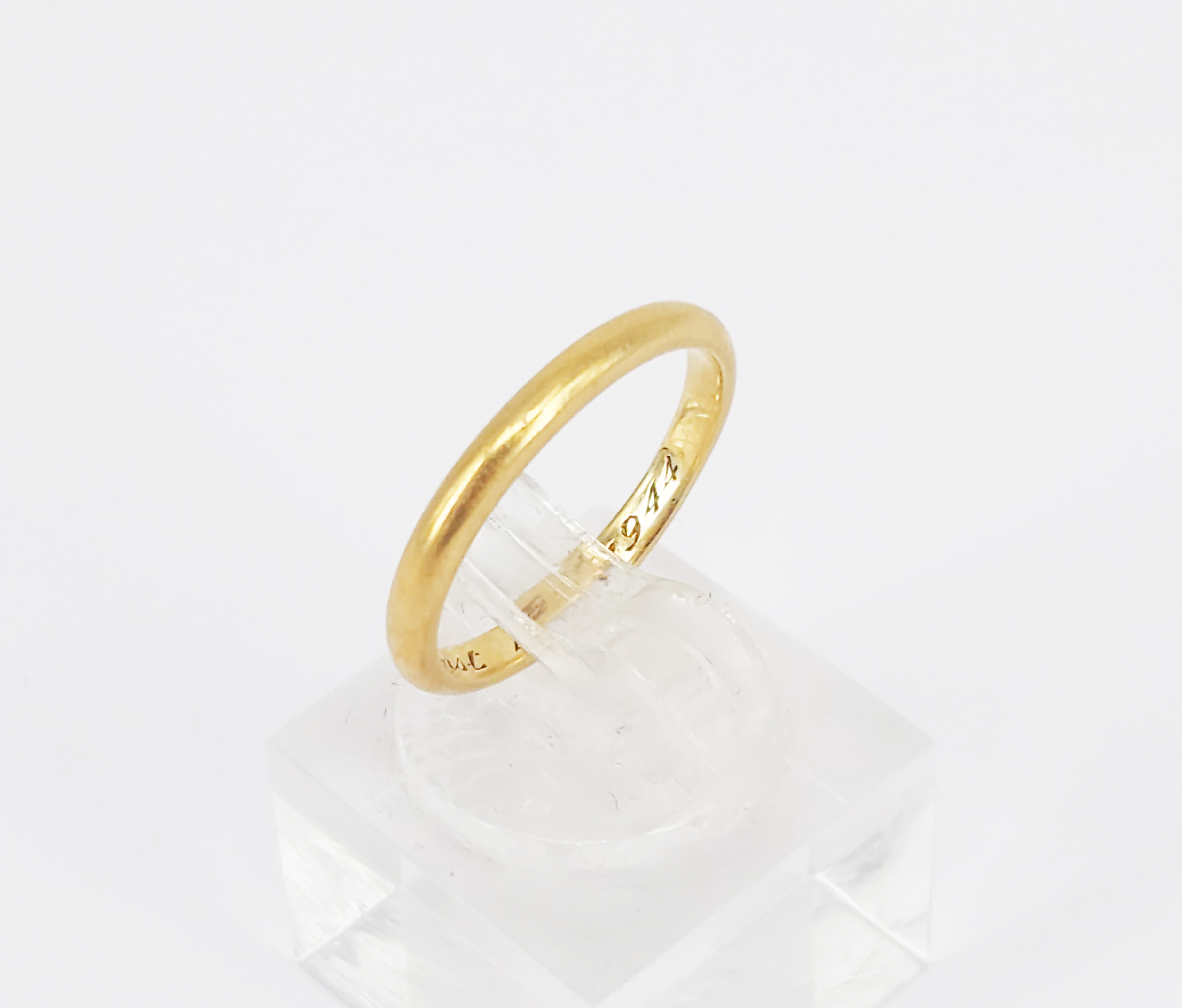 44 · AN 18ct YELLOW GOLD BAND RING