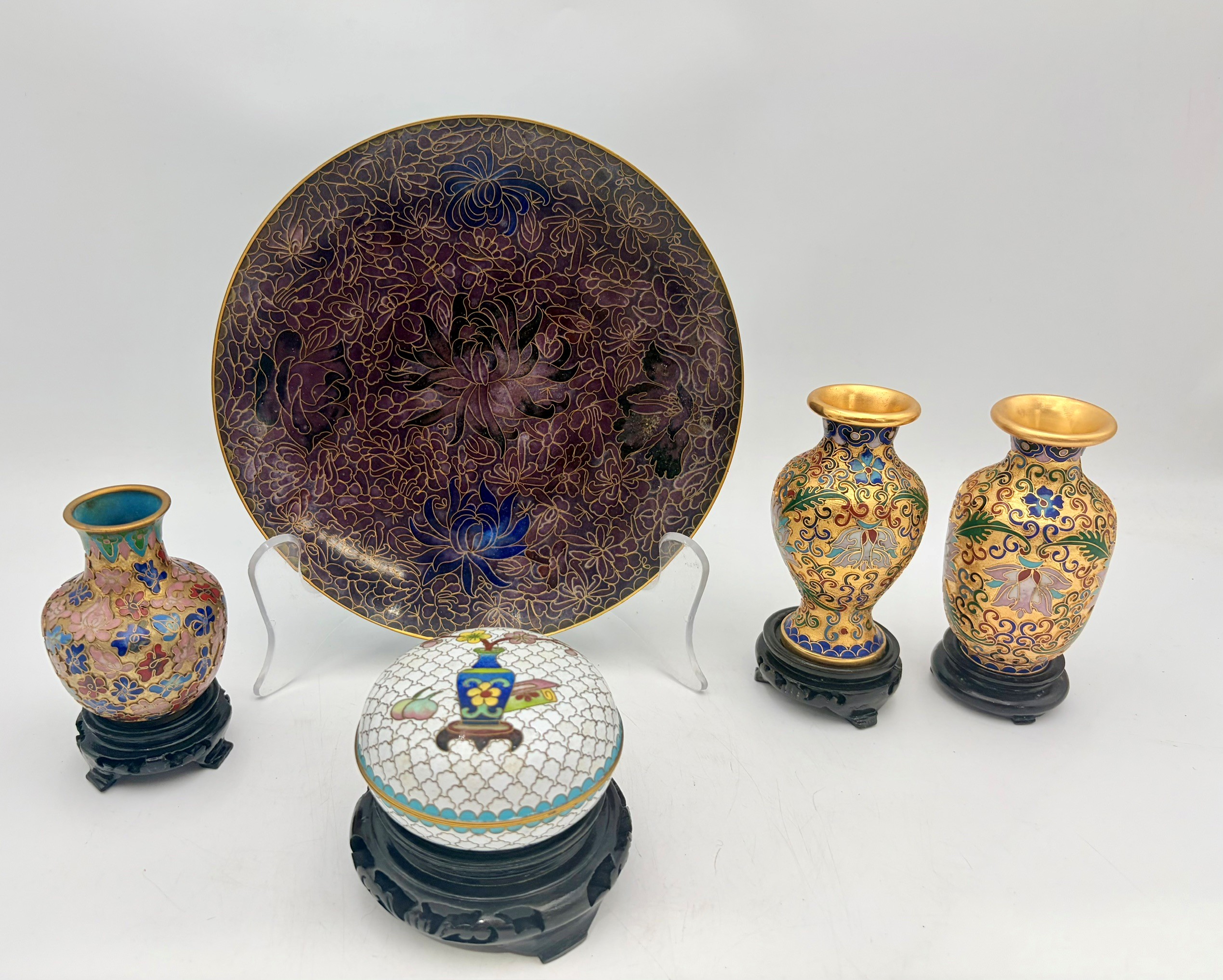 581 · A GROUP OF FIVE CHINESE CLOISONNE ITEMS