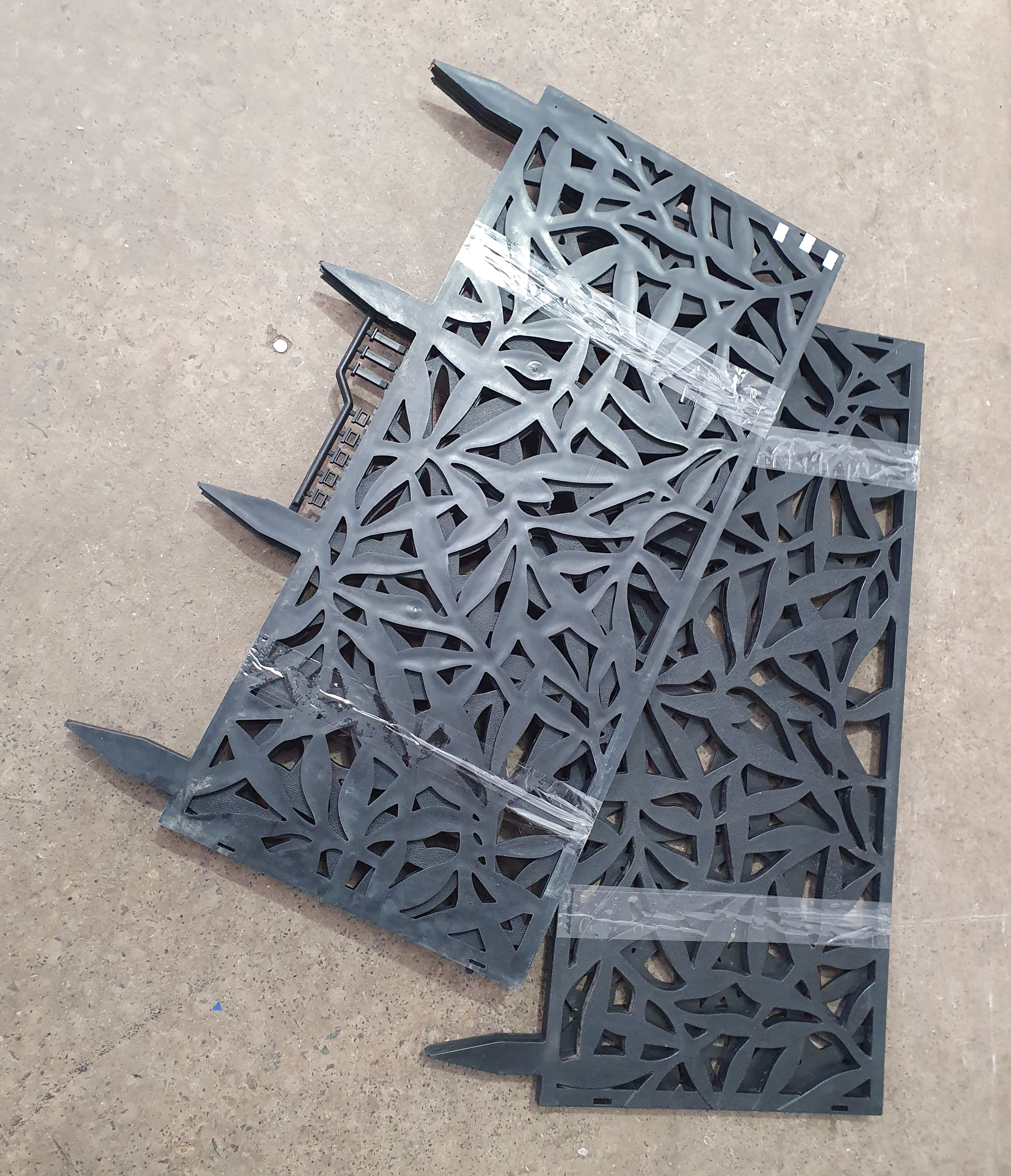 1063 · A GROUP OF PLASTIC GARDEN EDGING