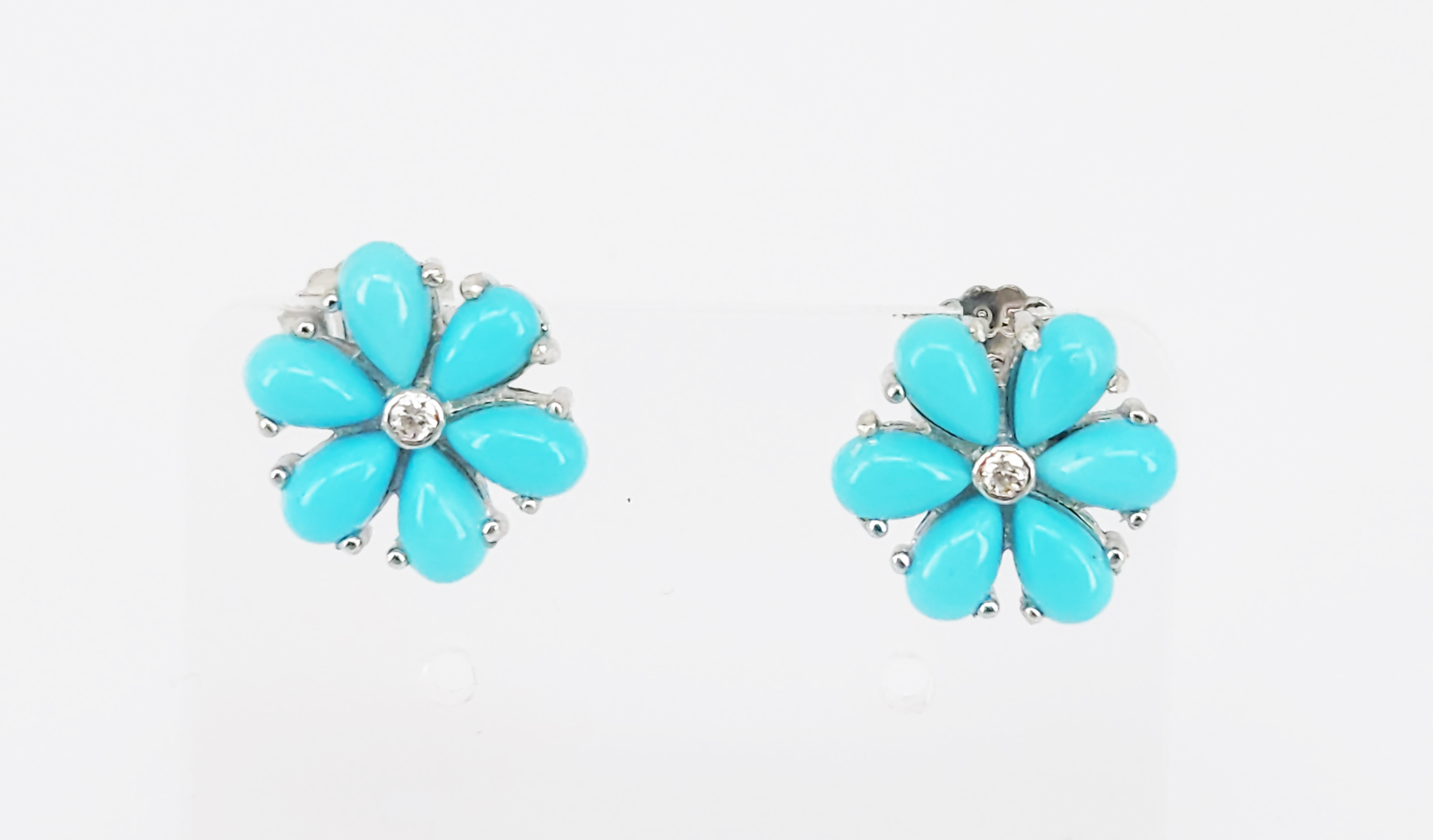 183 · A PAIR OF TURQUOISE AND SILVER FLORAL CLUSTER EARRINGS