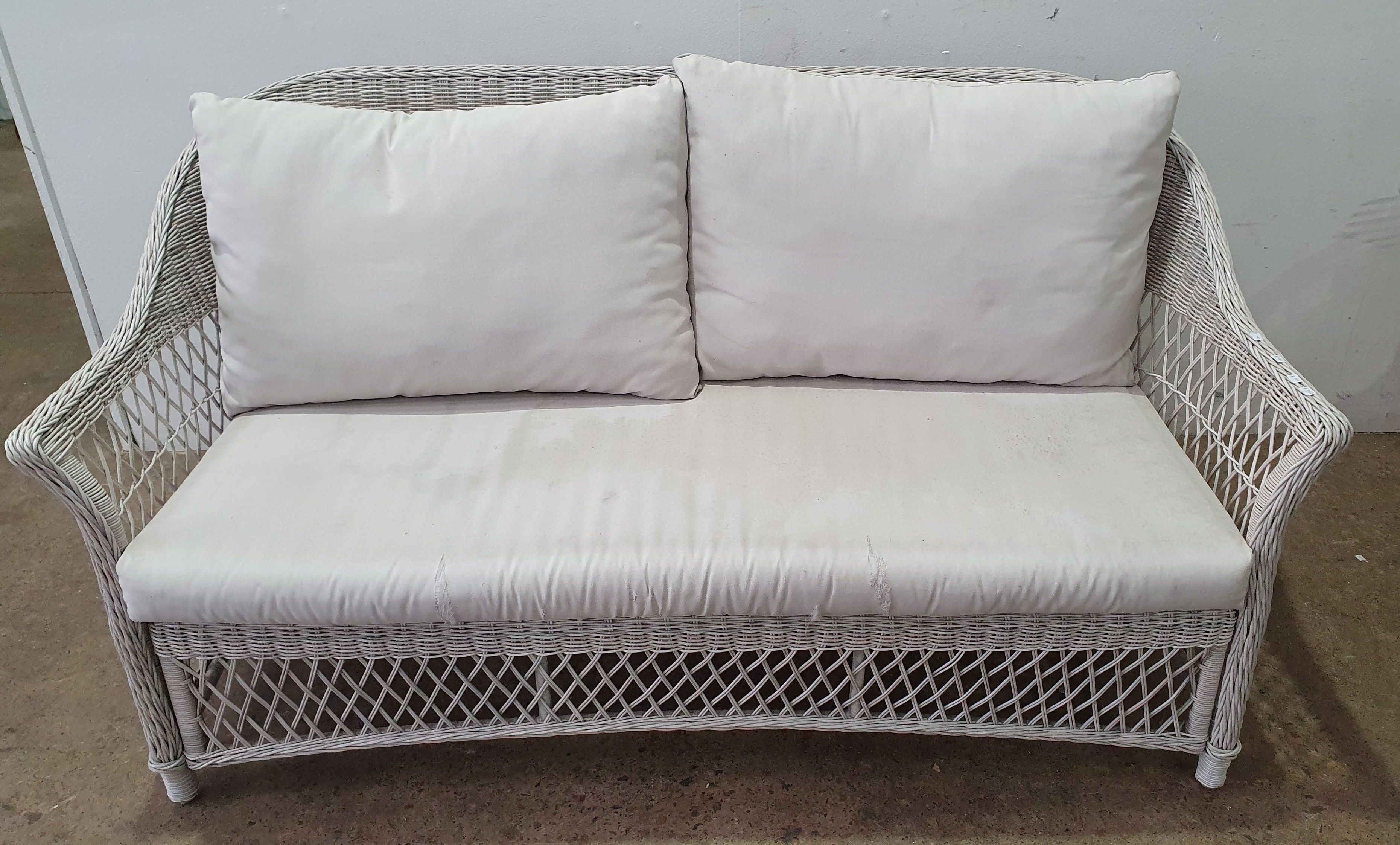 1031 · A CANE LOUNGE