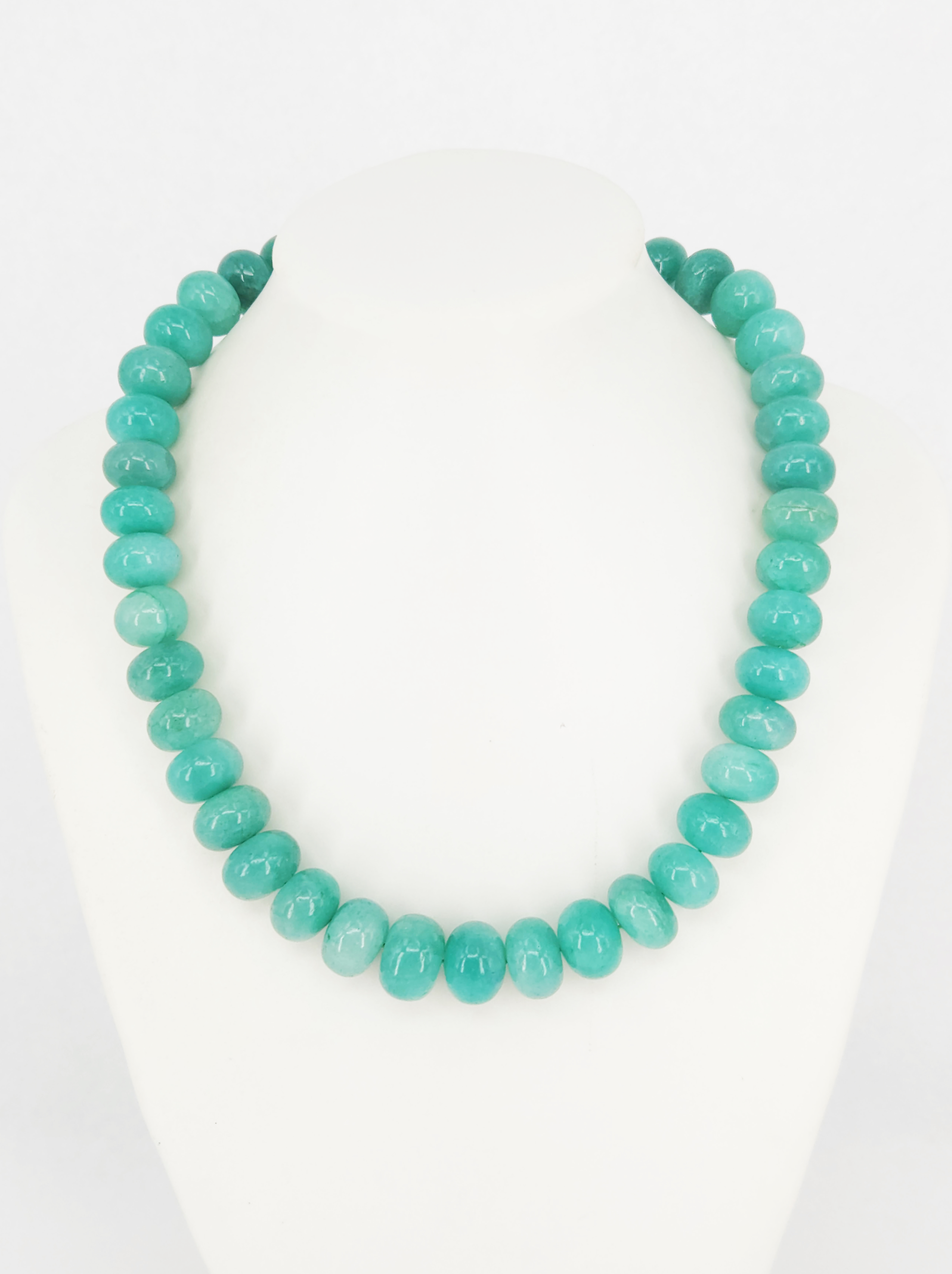 145 · A GRADAUTED DYED GREEN STONE RONDELLE BEAD NECKLACE