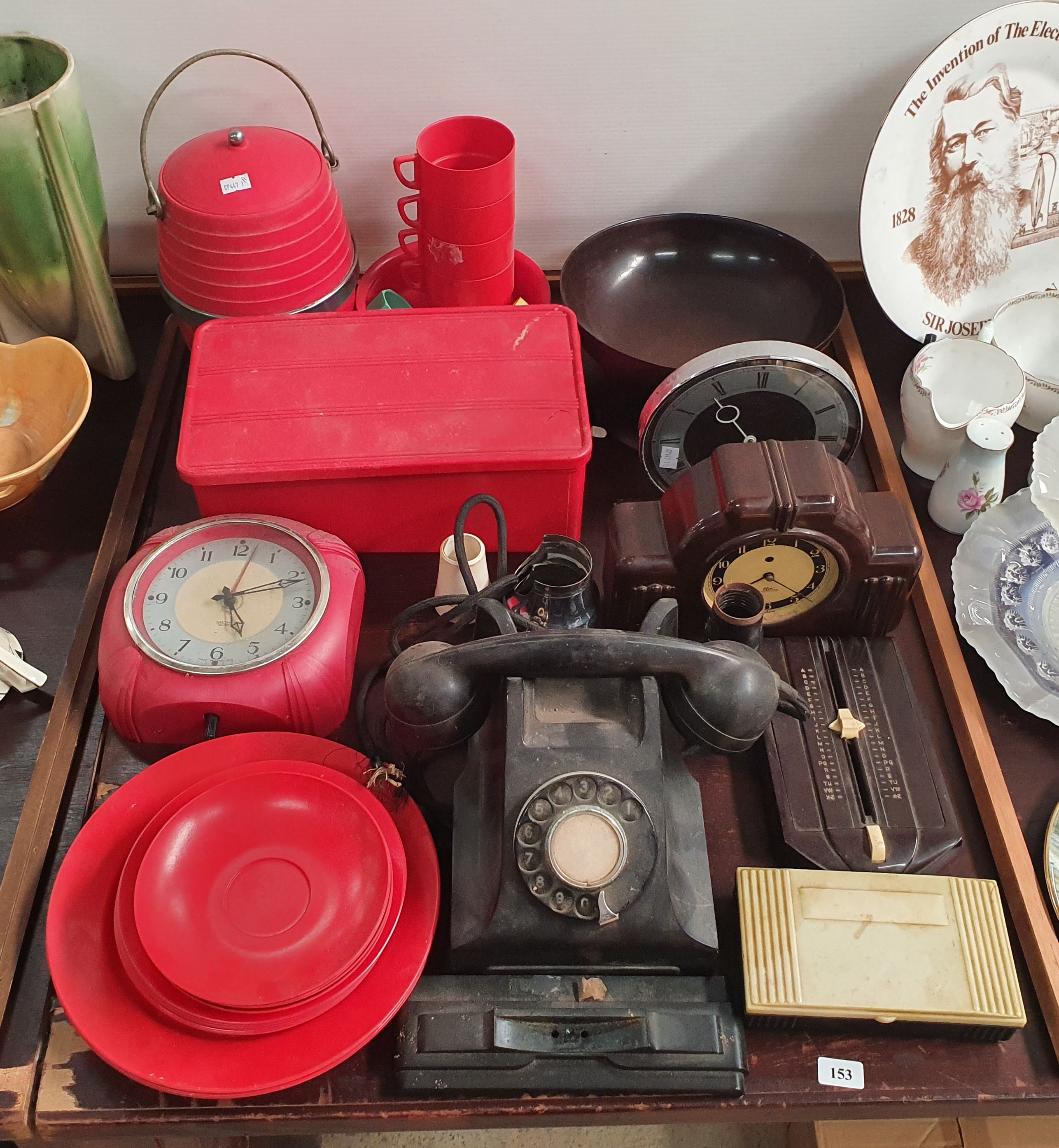 153 · A GROUP OF BAKELITE ITEMS