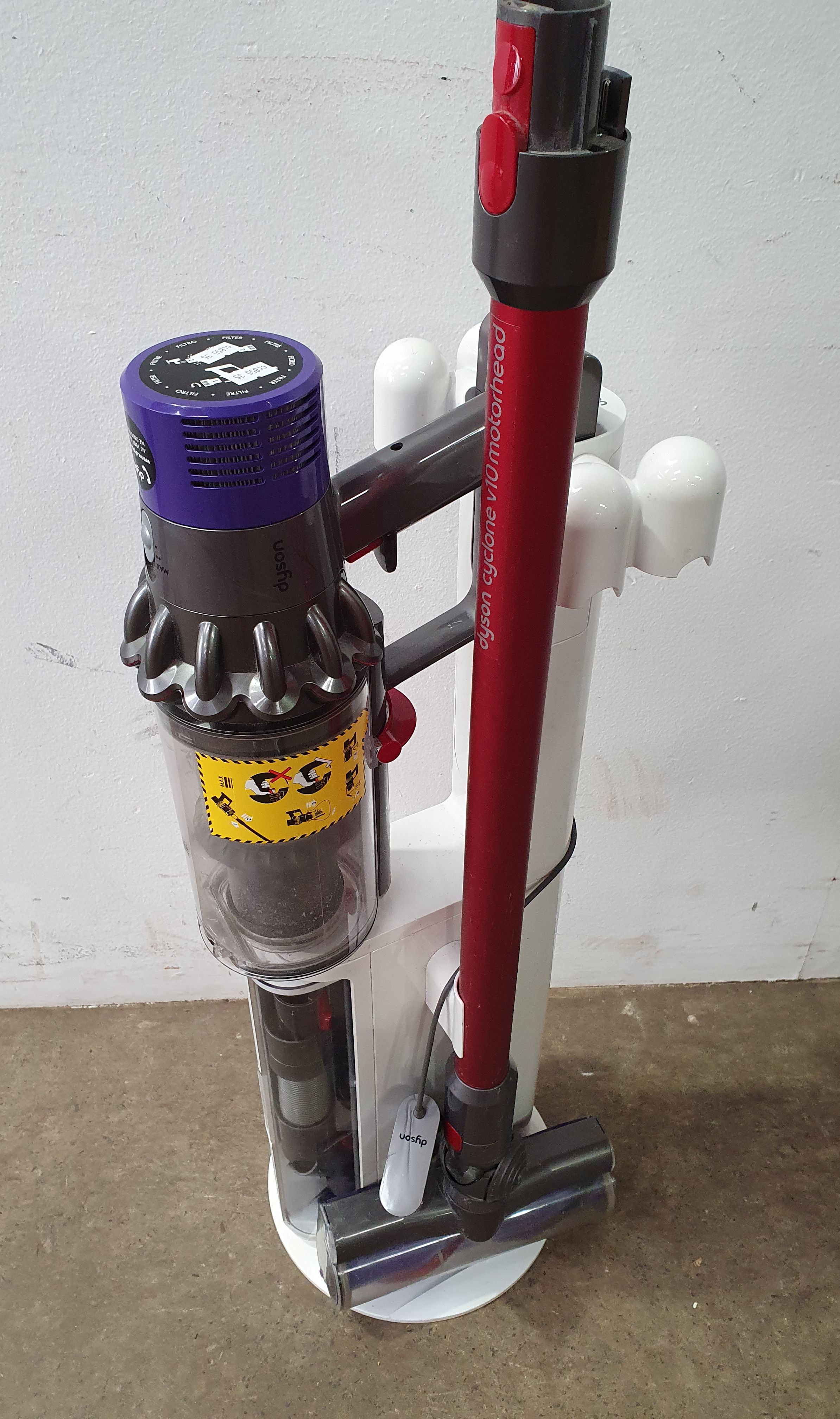 1304 · A DYSON V10 STICK VACUUM CLEANER