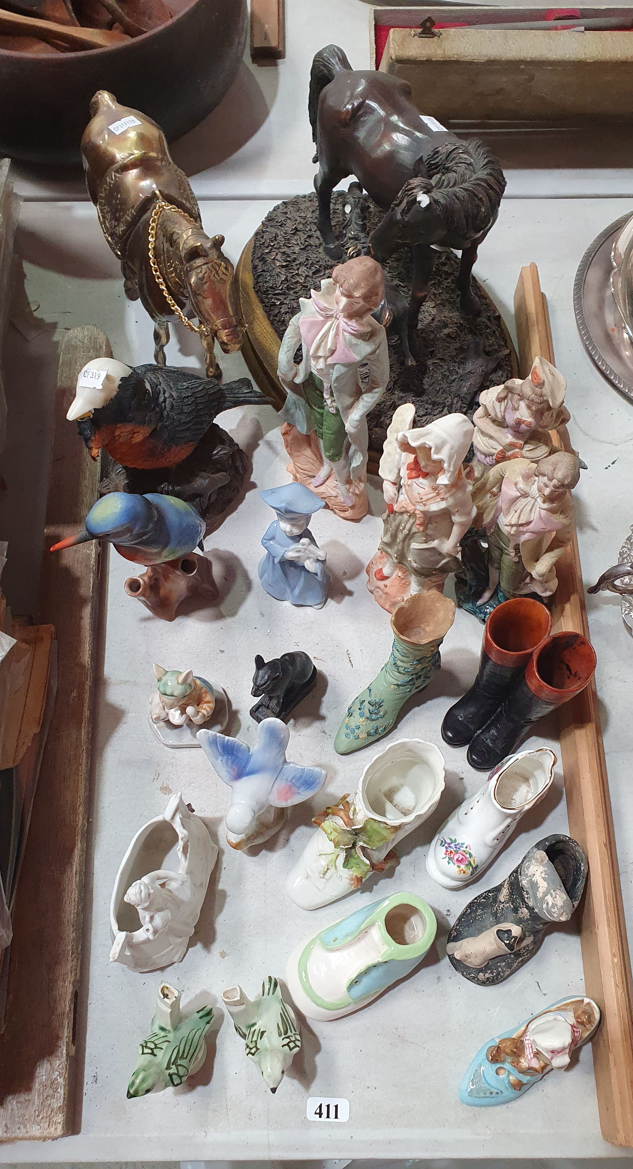 411 · A COLLECTION OF FIGURINES AND DECORATIVE CERAMIC ITEMS