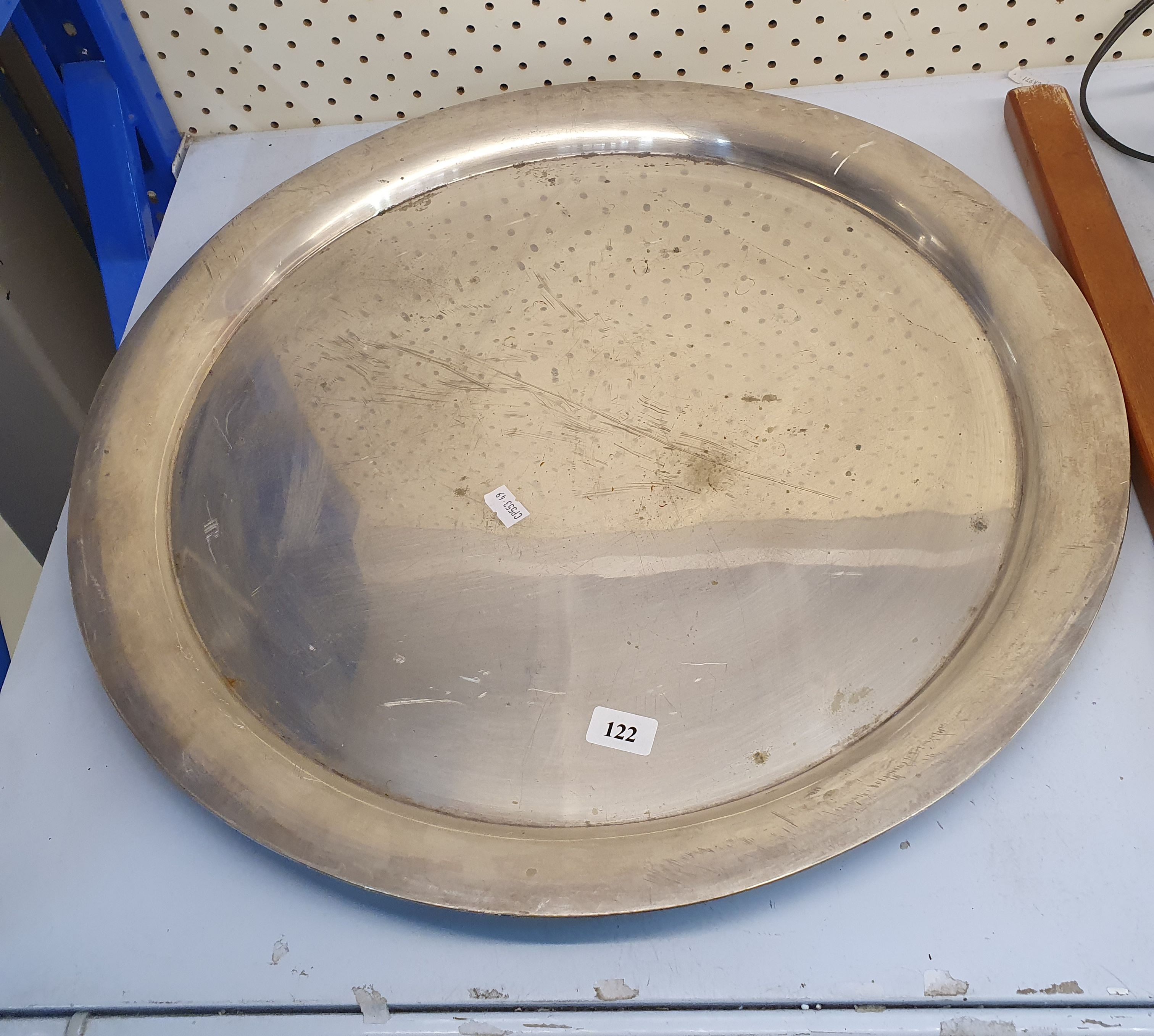 122 · A HUKIN & HEATH (BIRMINGHAM) CIRCULAR SILVERPLATED TRAY