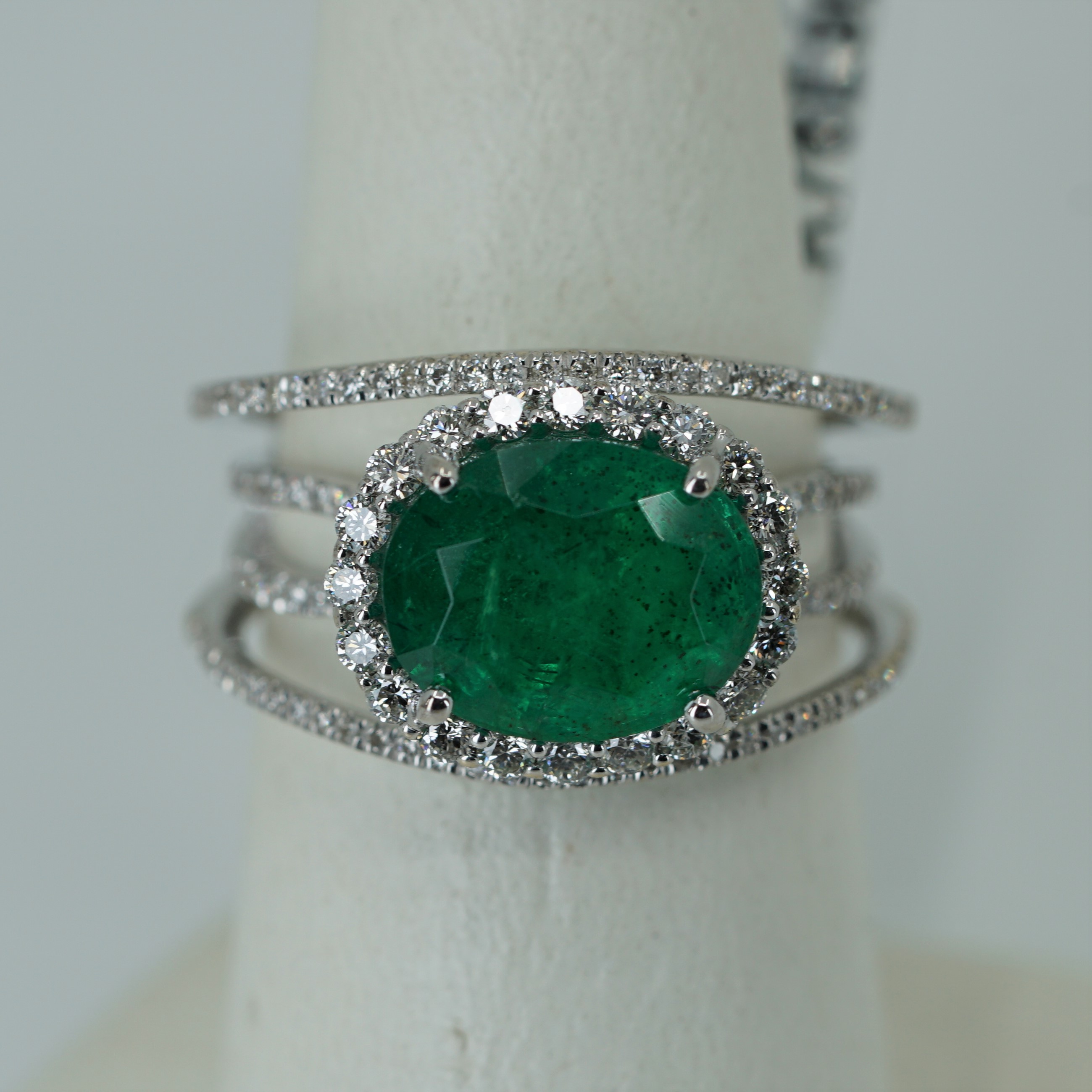 Oscar Friedman 18k white gold emerald & diamond ri | Barnebys