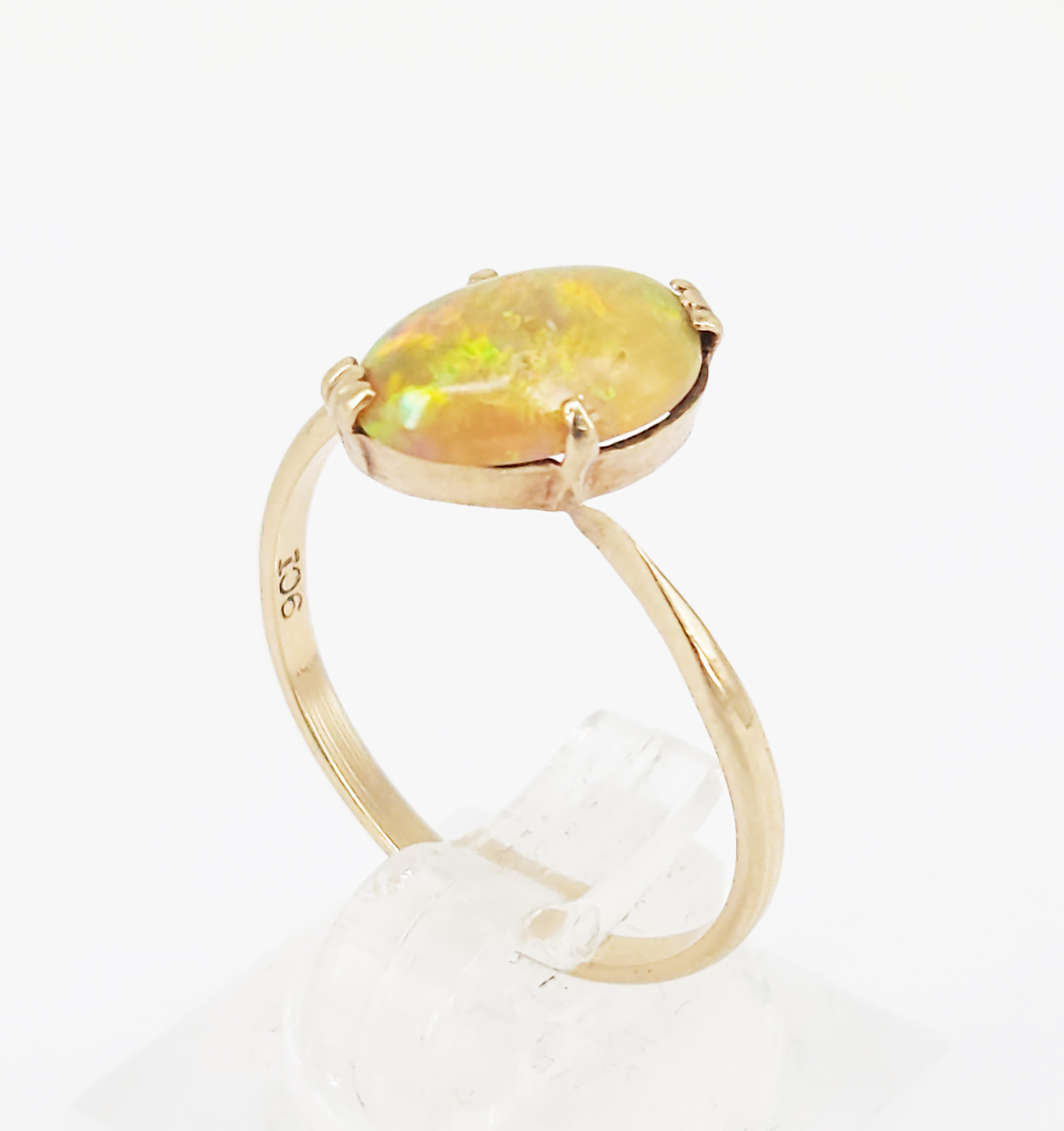 333 · A VINTAGE 9ct YELLOW GOLD AND OPAL RING