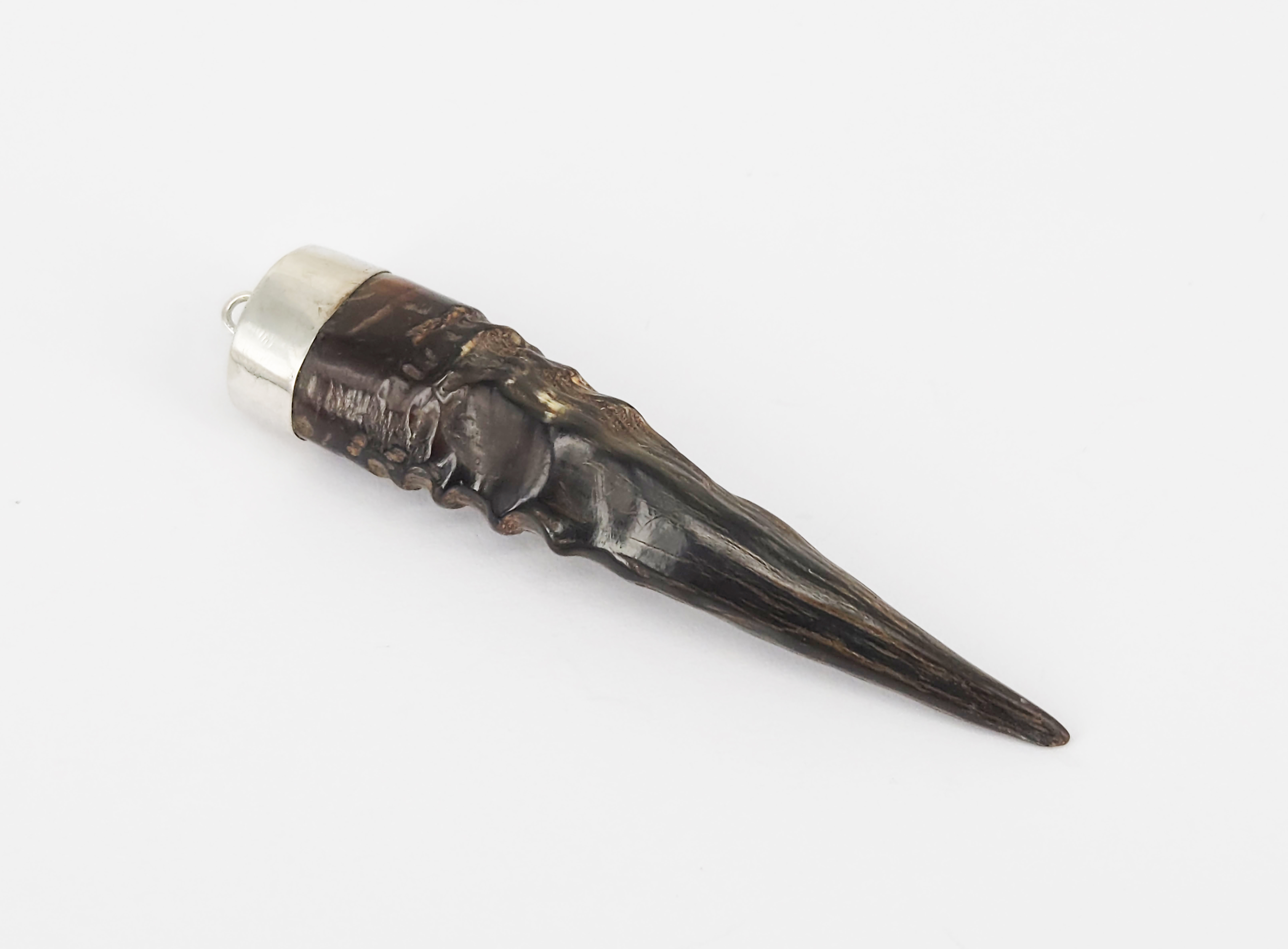 317 · A VICTORIAN SILVER MOUNTED HORN PENDANT