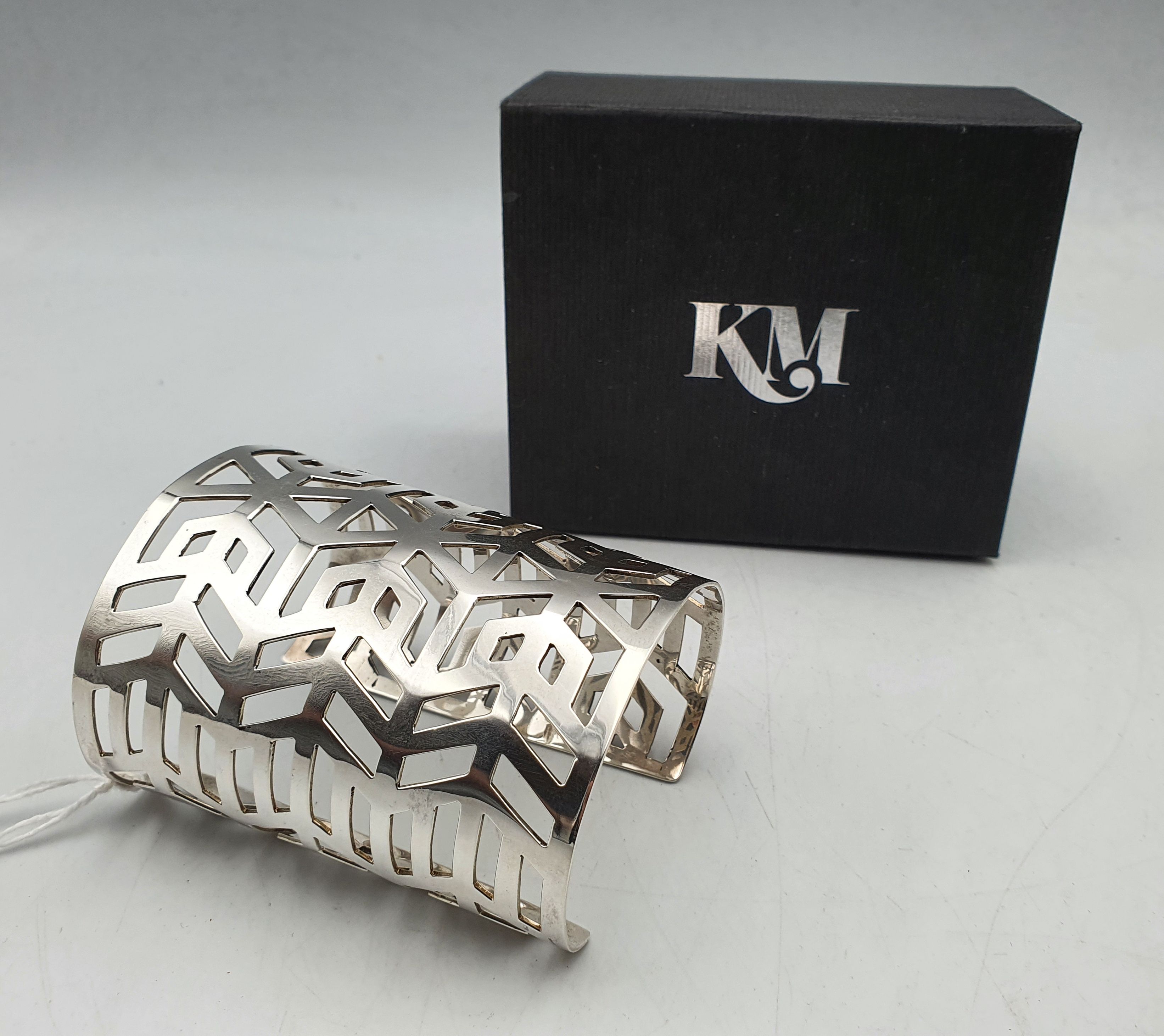 262 · A KATE McCOY FINE JEWELLERY LARGE SOLID SILVER GEOMETRIC CUFF BANGLE