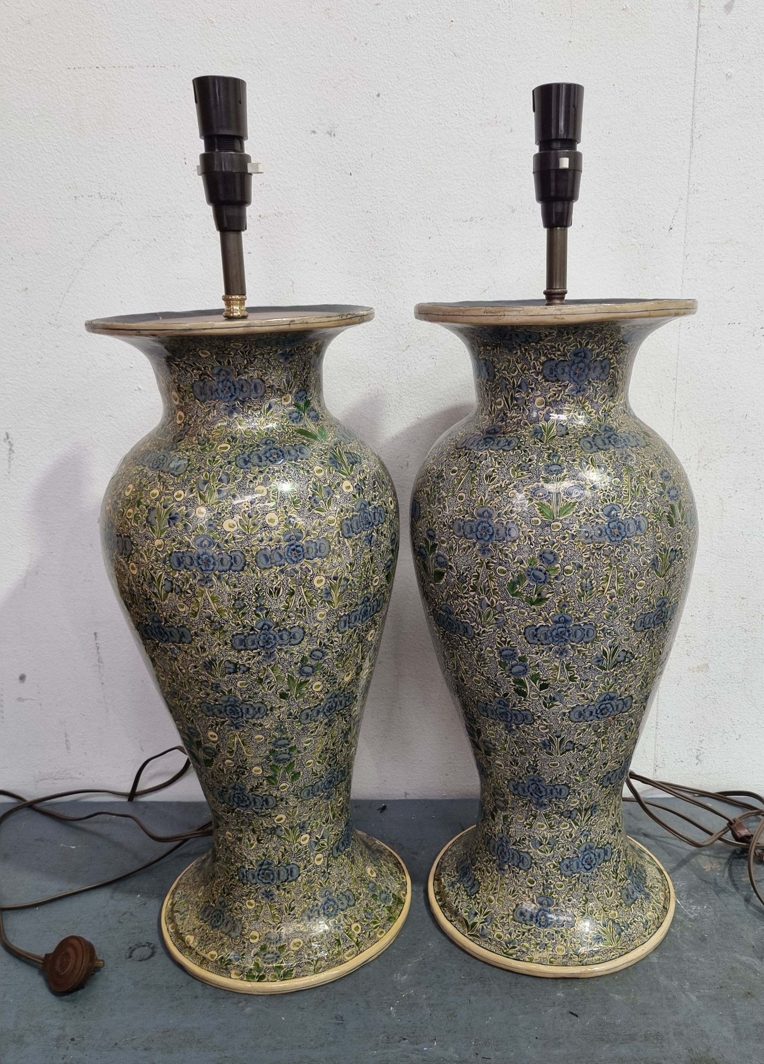 2322 · A PAIR OF TABLE LAMPS