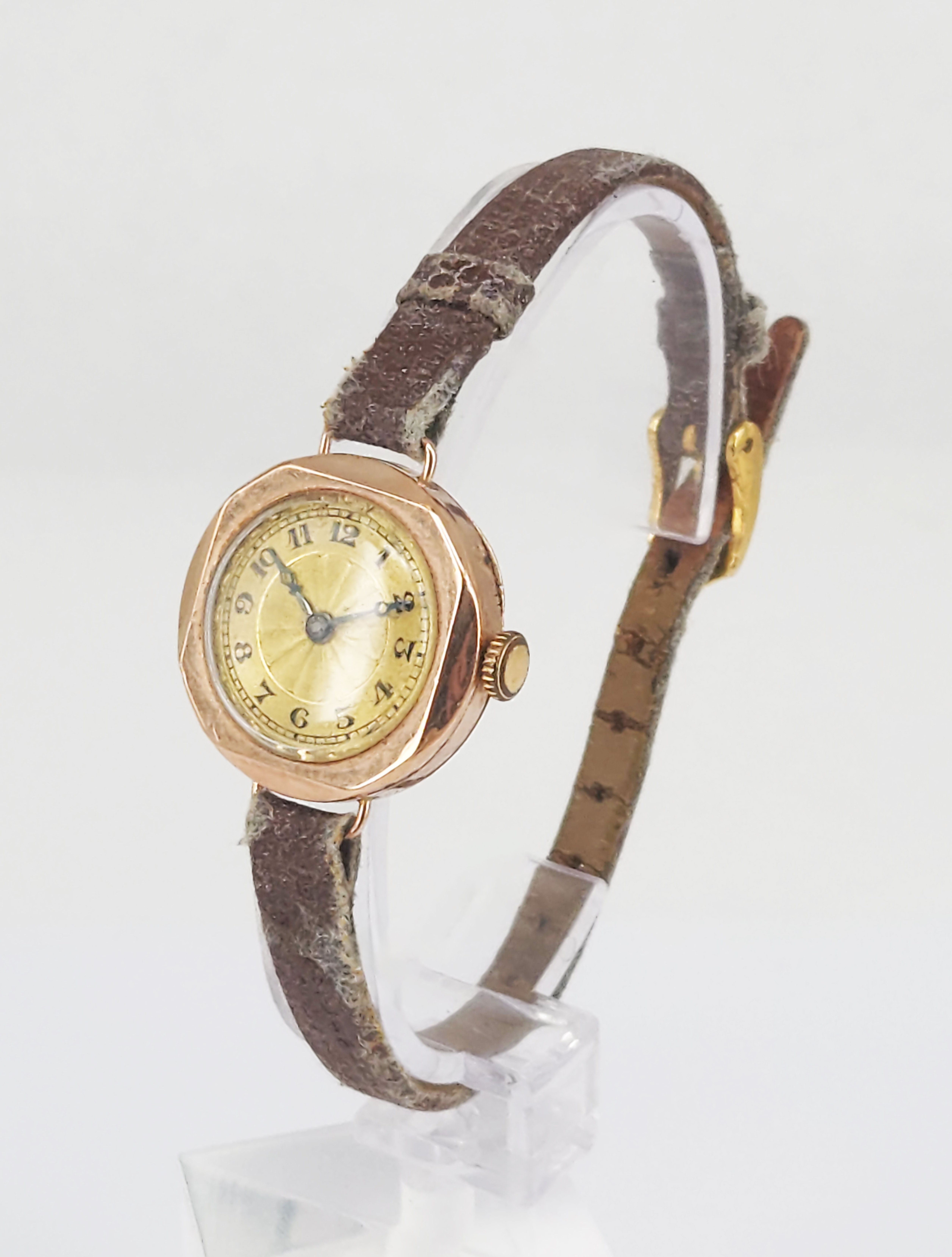 A LADY'S 9ct GOLD CASED WRISTWATCH