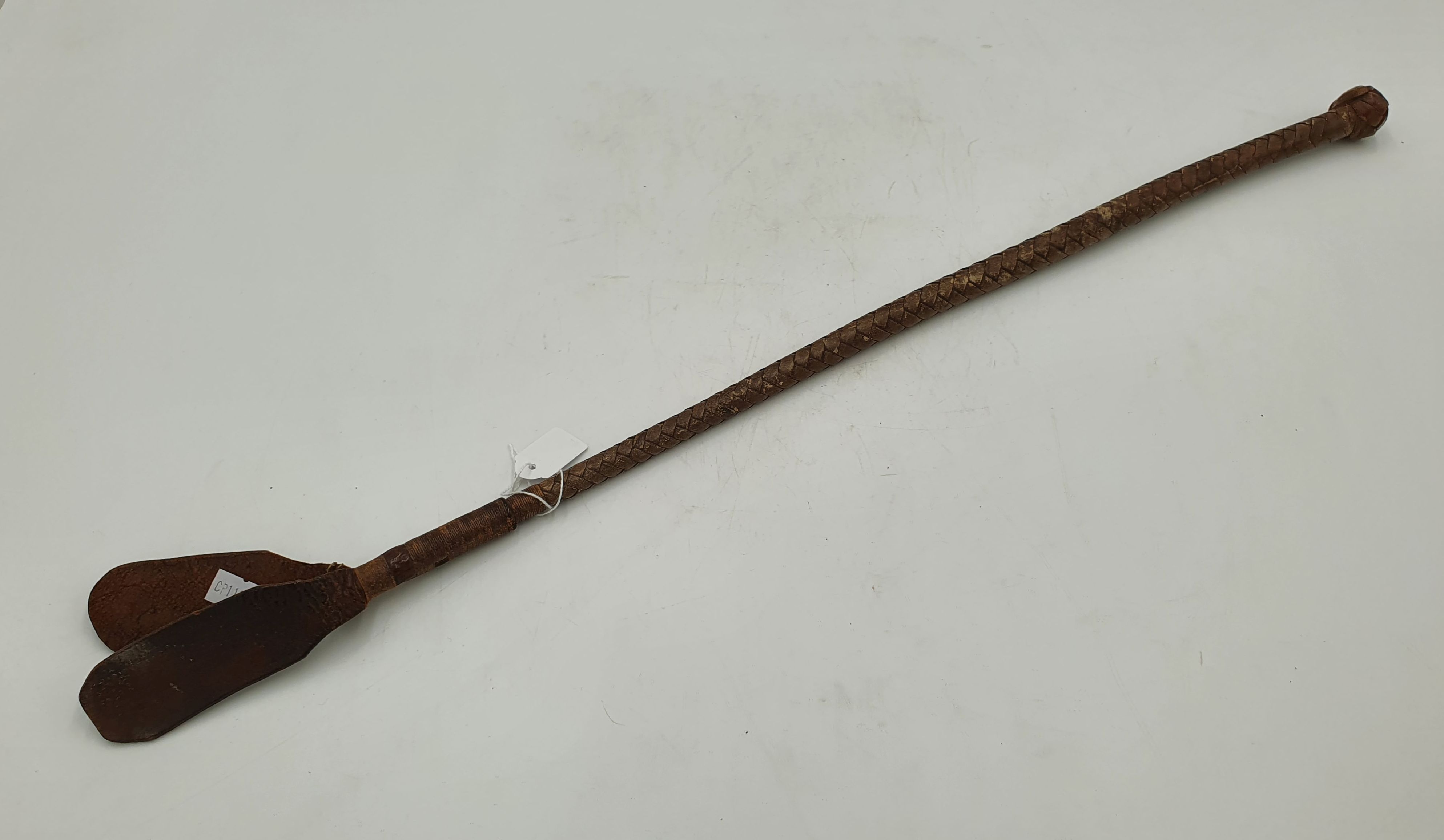 603 · A VINTAGE PLAITED LEATHER RIDING CROP