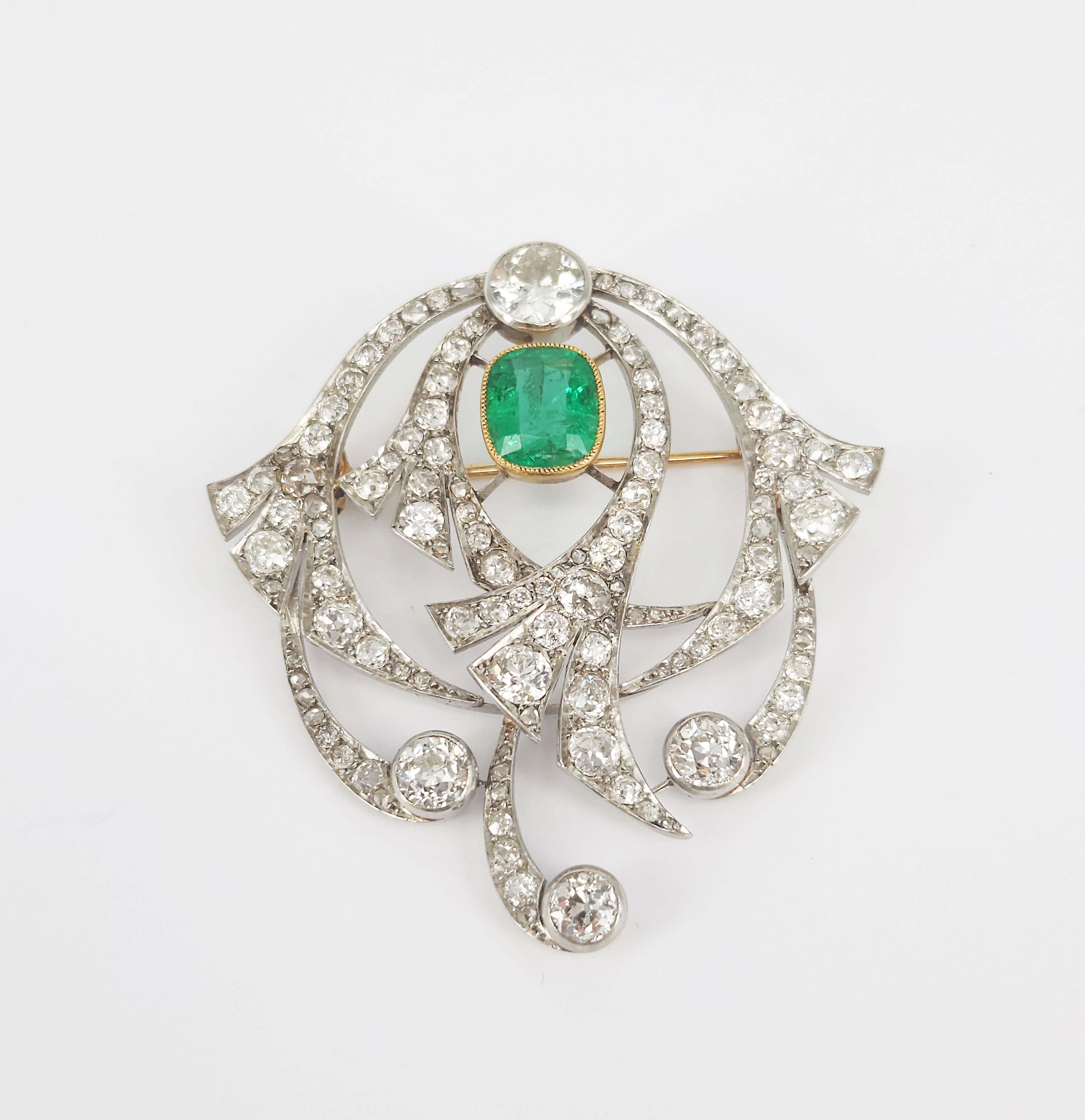 3 · AN ART DECO EMERALD AND DIAMOND PENDANT BROOCH