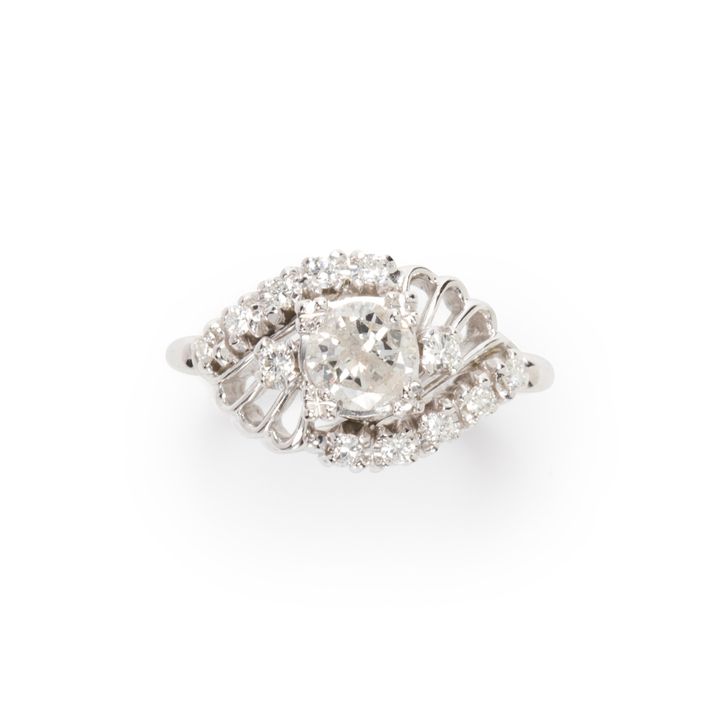 A diamond eighteen karat white gold ring