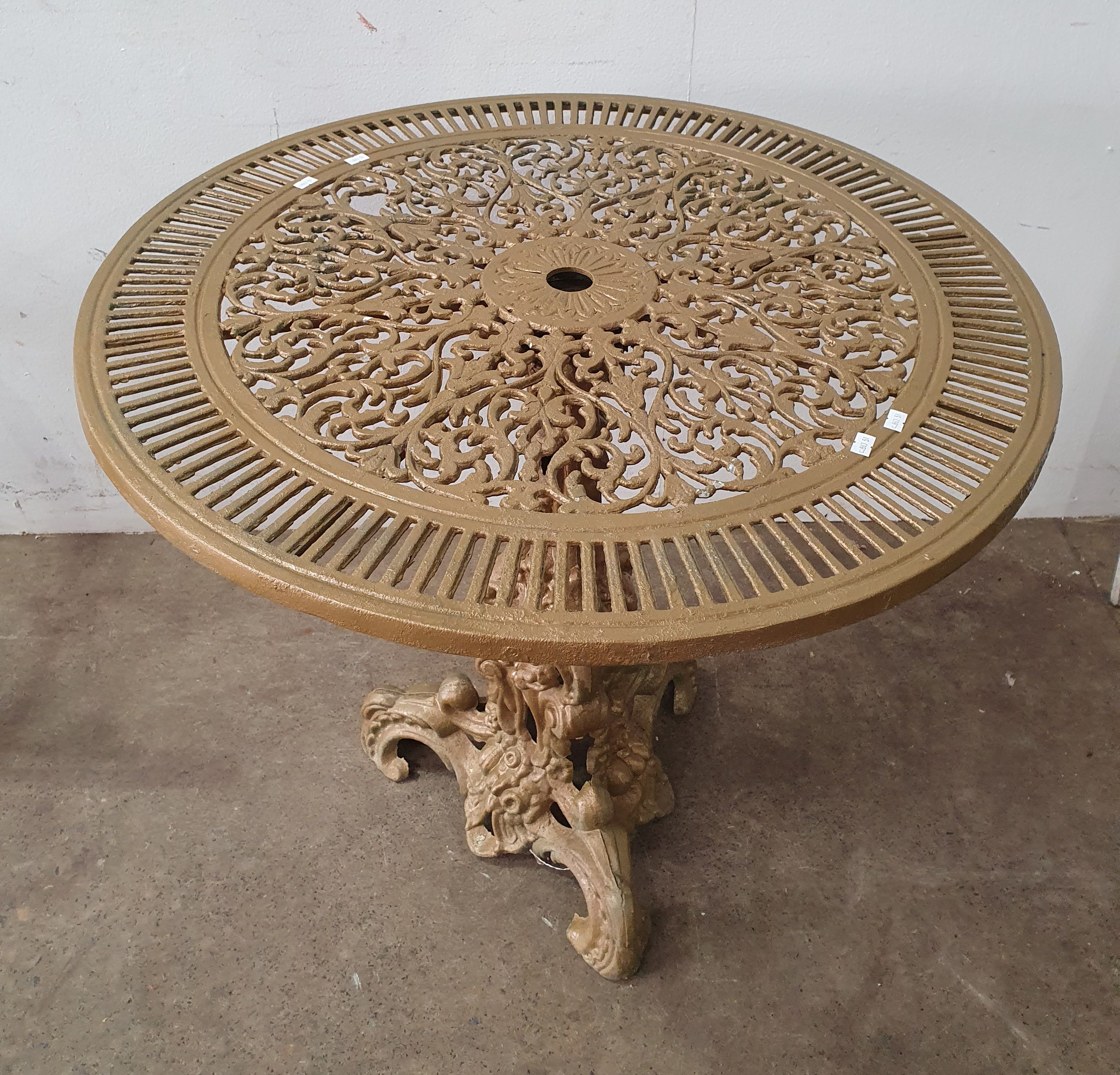 1004 · A DECORATIVE ALUMINIUM TABLE