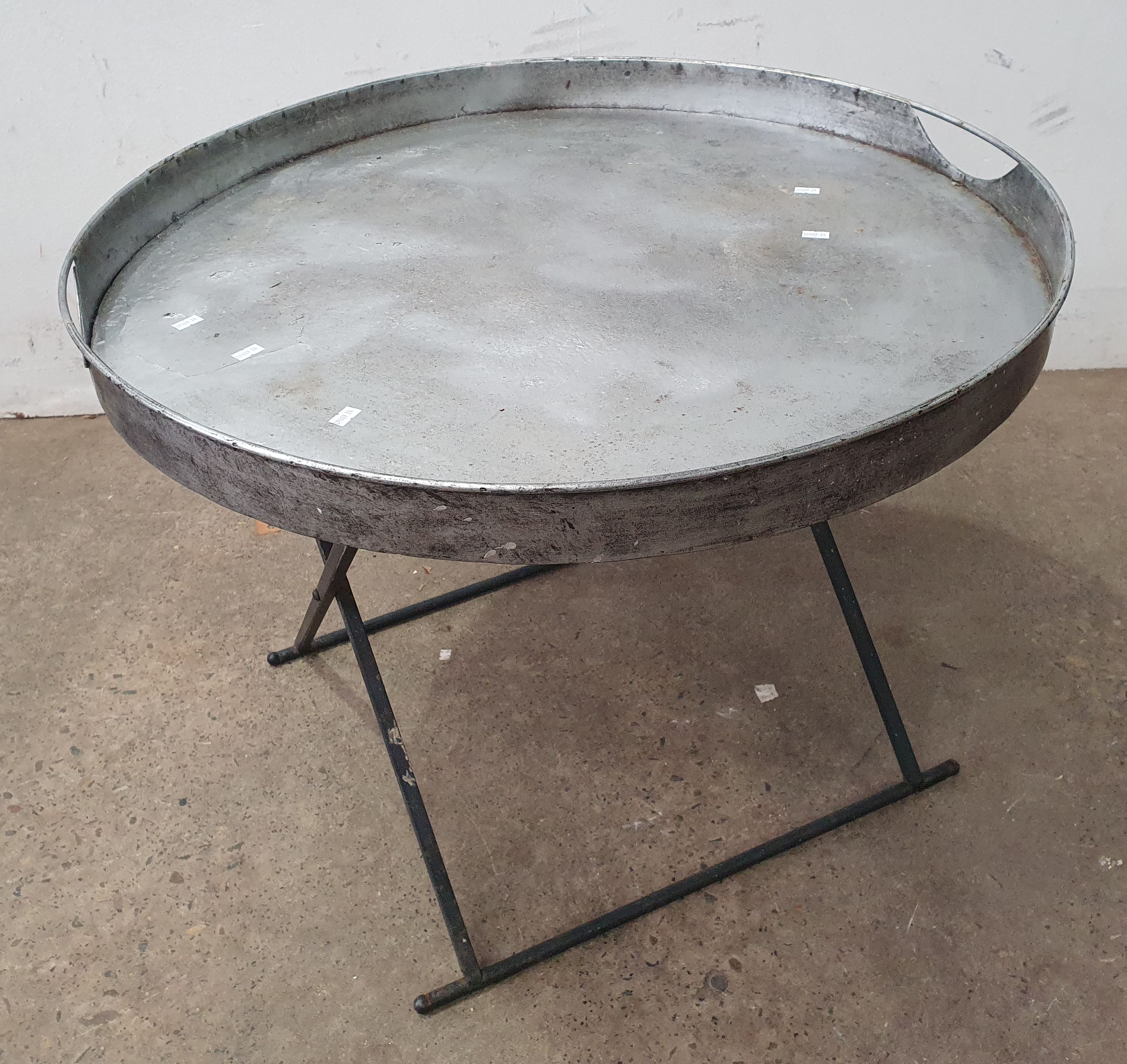 1057 · A METAL SIDE TABLE