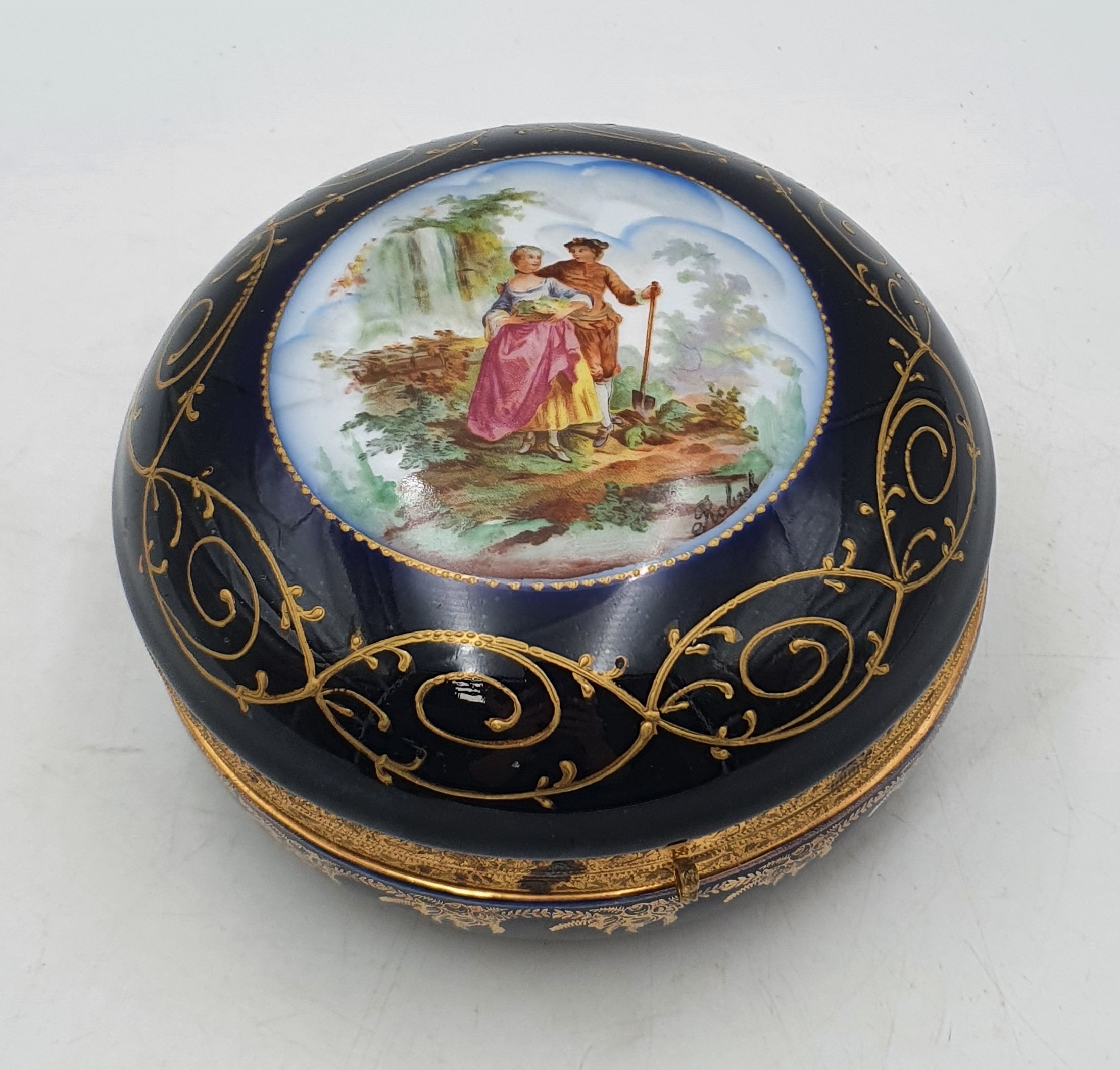584 · A CONTINENTAL COBALT BLUE PORCELAIN TRINKET BOX