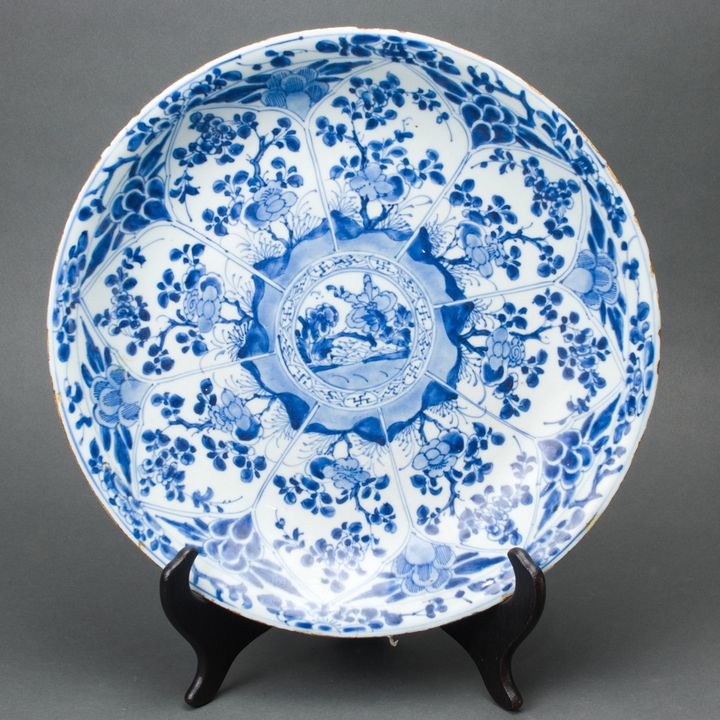 Chinese export underglaze blue charger