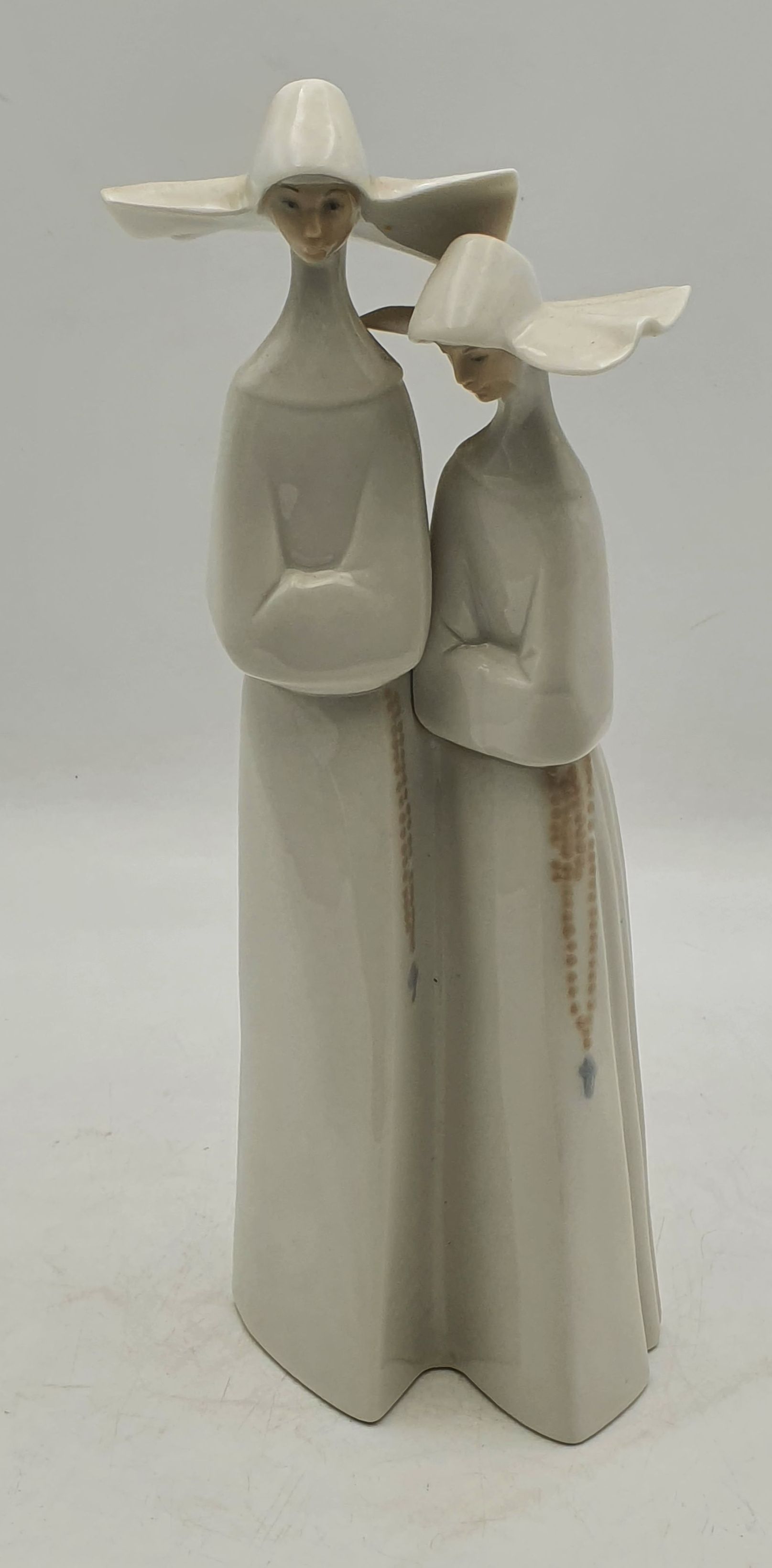 A LLADRO PORCELAIN FIGURE