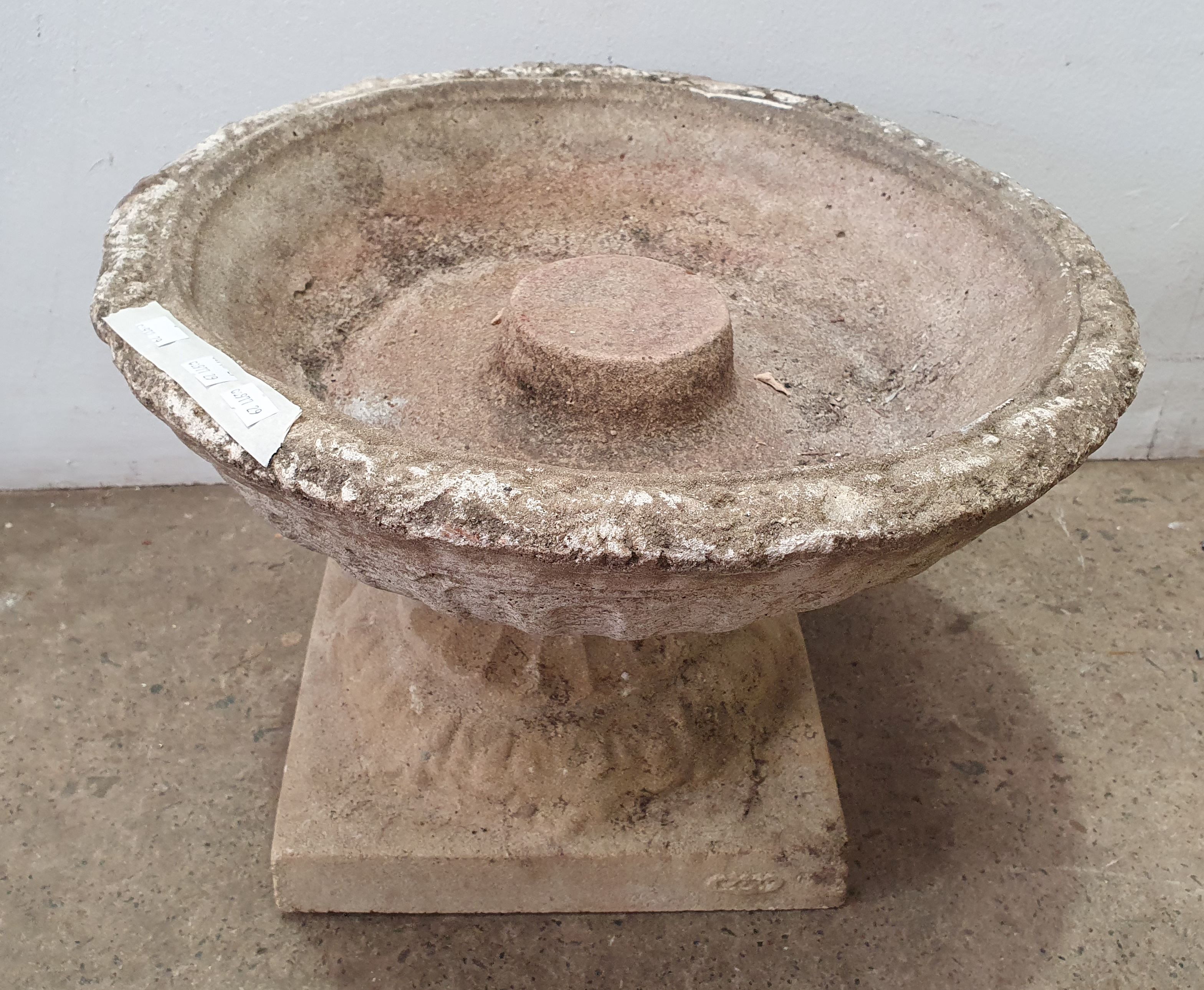 1093 · A CONCRETE BIRDBATH