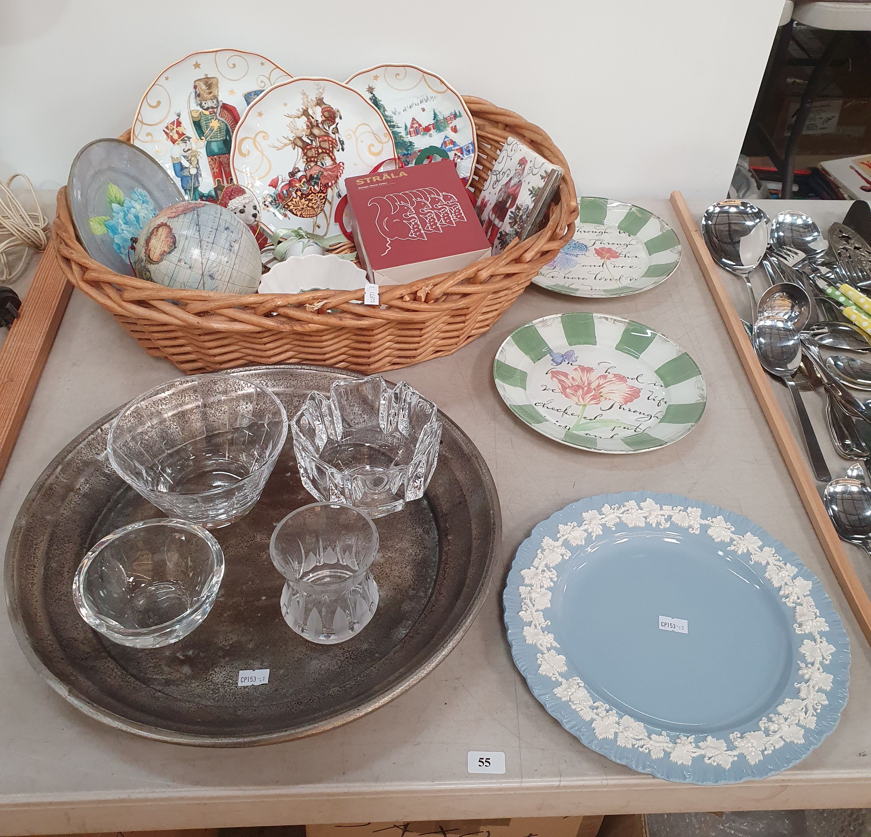 A GROUP OF HOMEWARES