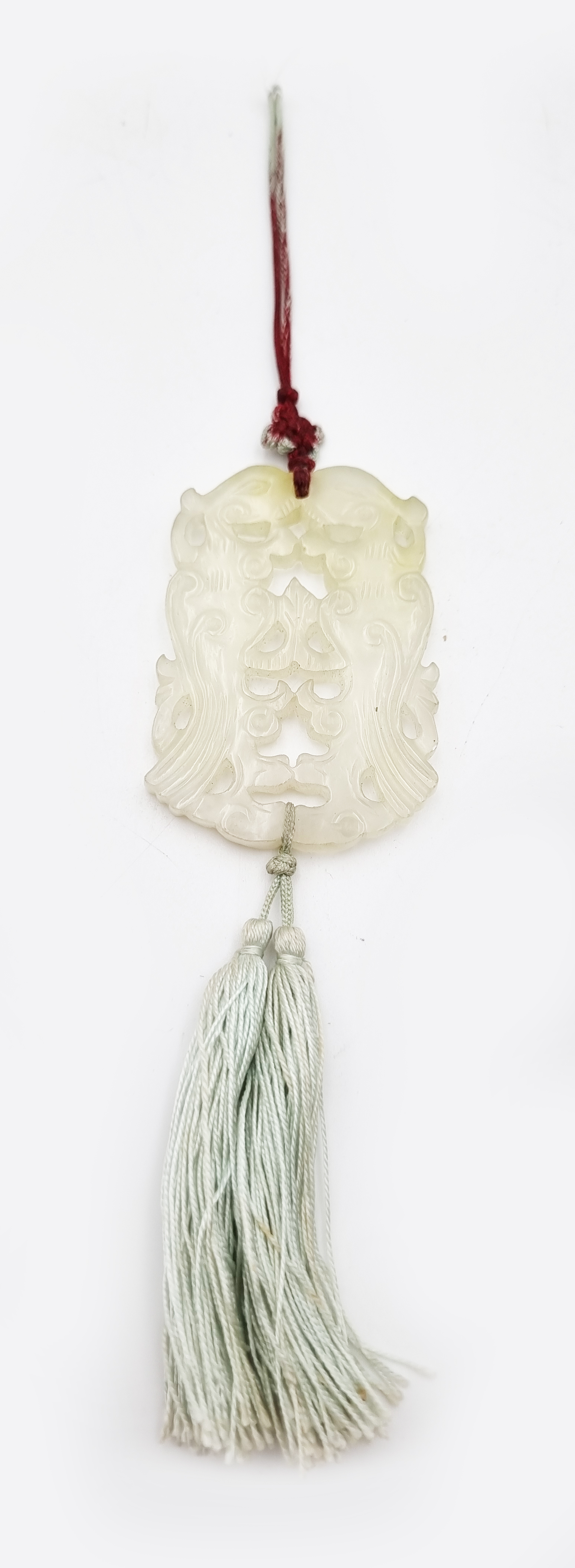 582 · A CHINESE CARVED GREEN JADE PENDANT