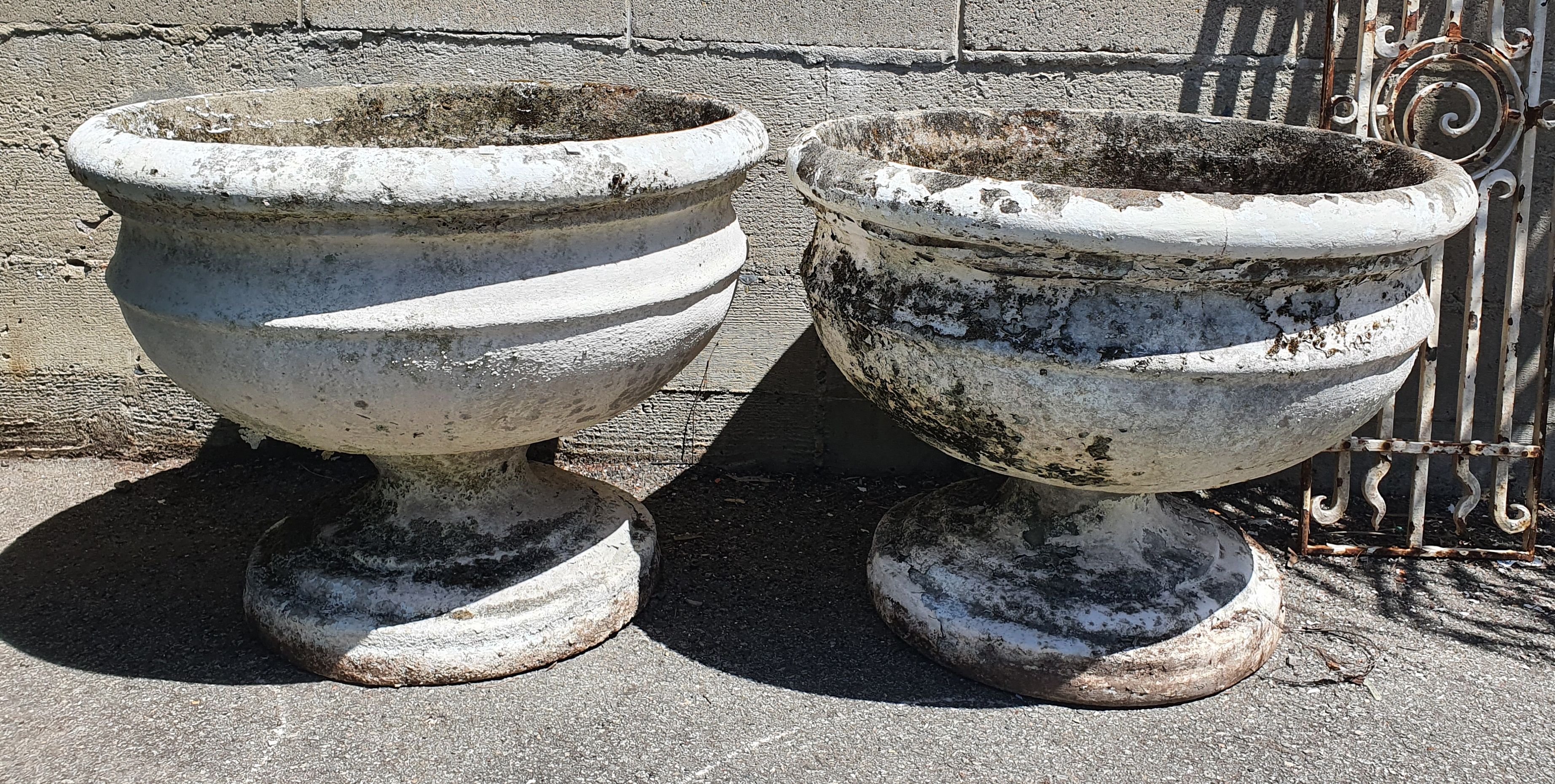 1096 · A PAIR OF PLANTERS