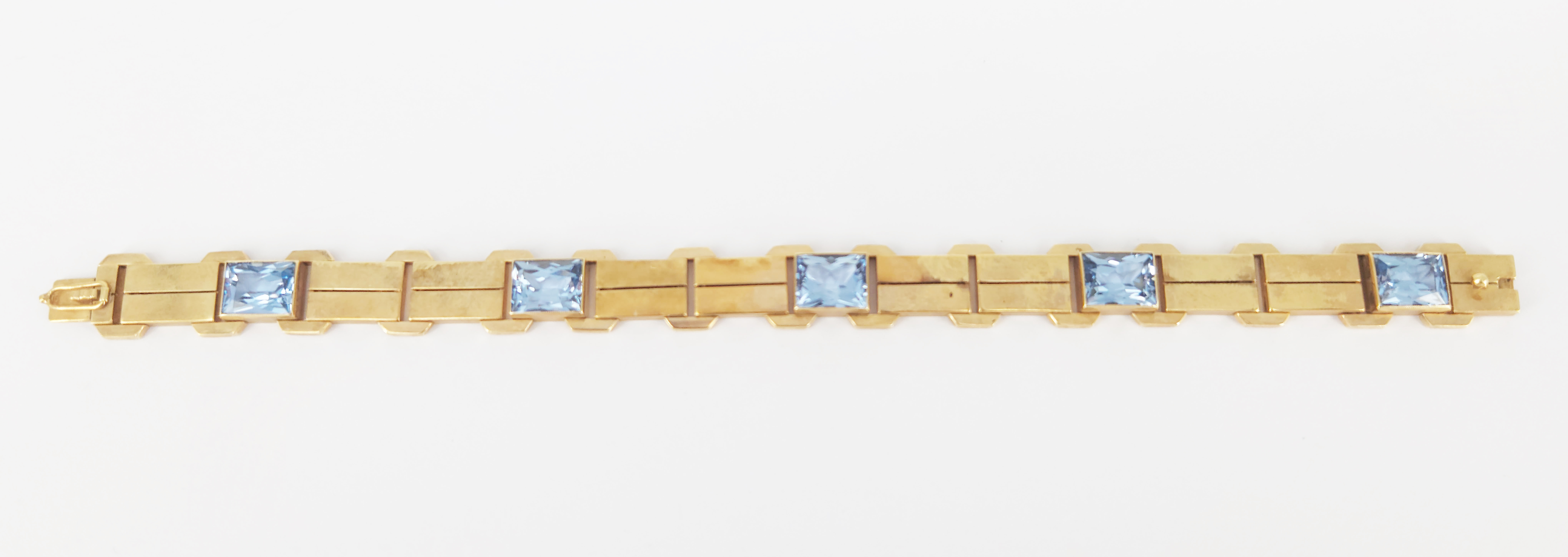 167 · A 14ct YELLOW GOLD AND BLUE TOPAZ BRACELET